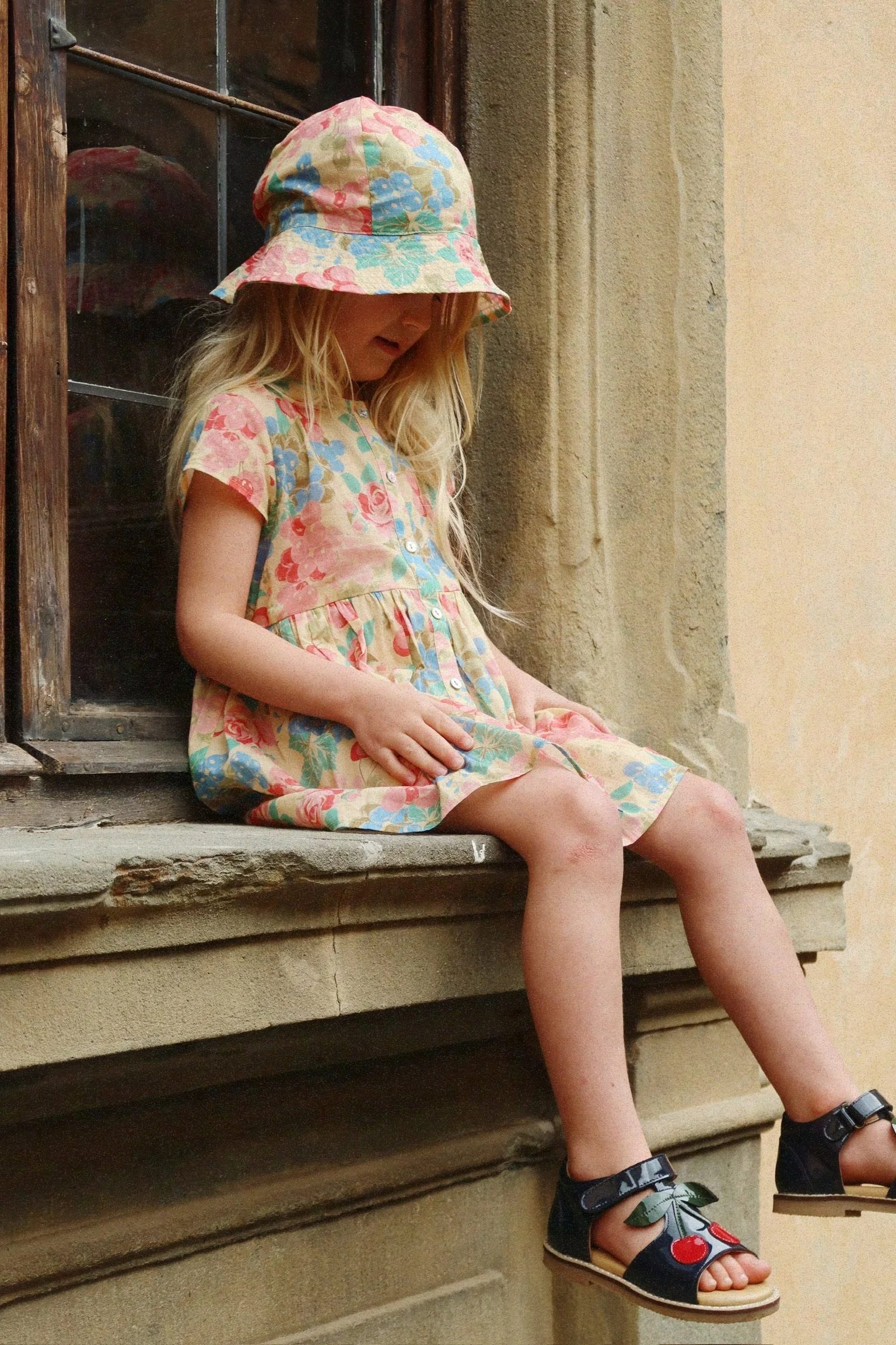 Konges Sløjd Sonnenhut Pacey Bloomiegrape – bunter Kinderhut mit breiter Krempe und Kinnband, Bio-Baumwolle, bei Cleo&Caesar Kids Concept Store