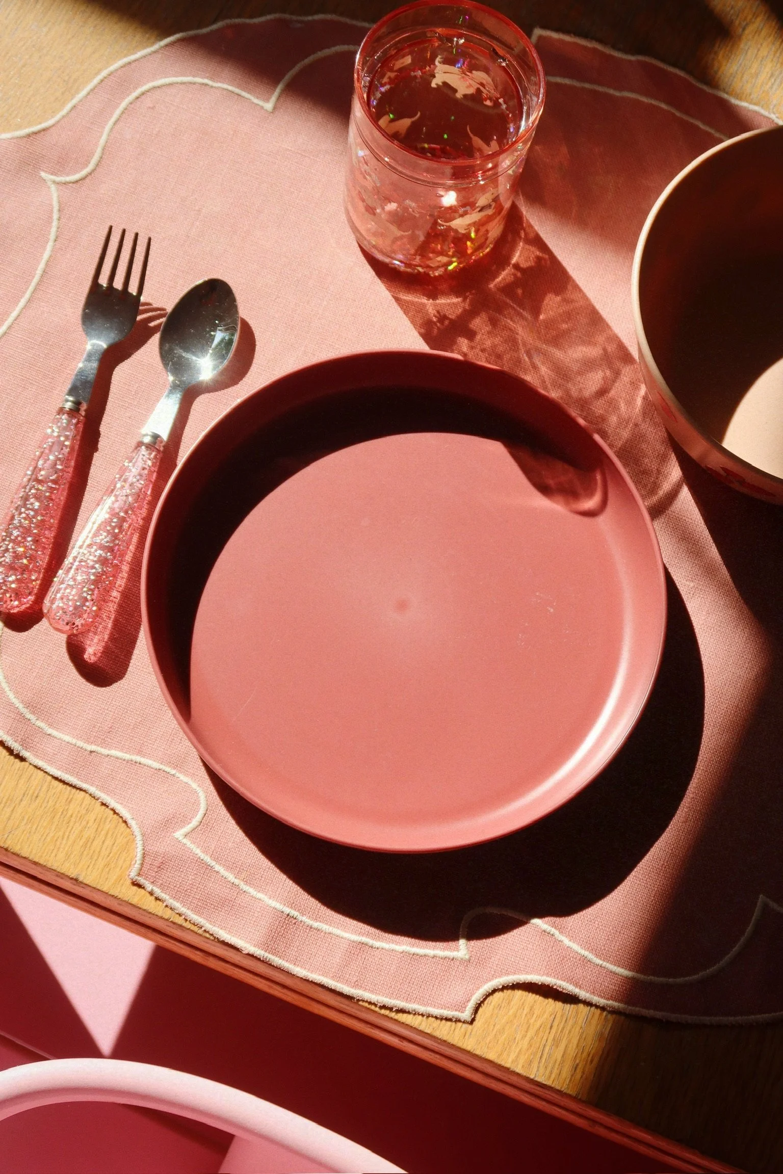 Konges Sløjd Glitter Cups im 2er-Set – transparente Glitzerbecher mit funkelndem Effekt für Kinder ab 3 Jahren. Im Kids Concept Store Cleo&Caesar (Copy)