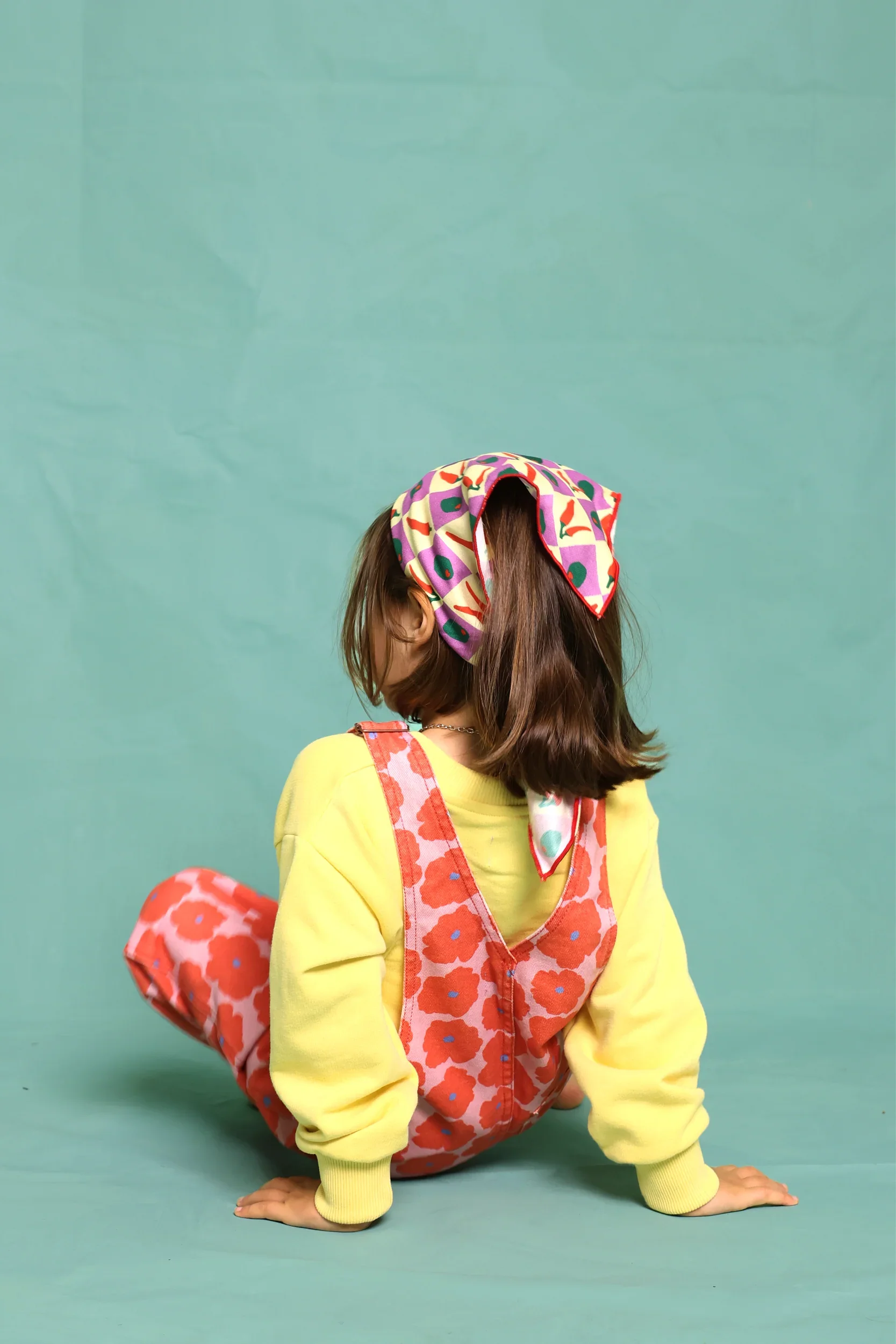 Favorite People Latzhose bunt – handgefertigt in Portugal, erhältlich bei Cleo&Caesar Kids Concept Store