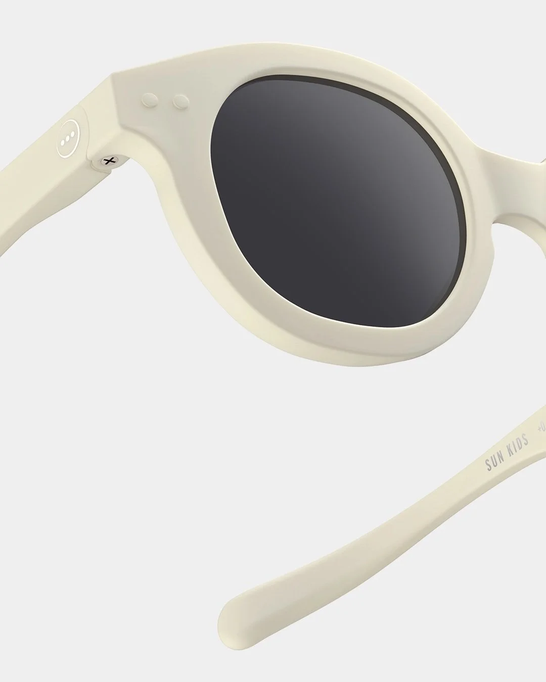 Izipizi Baby-Sonnenbrille #c Milk Polarized – Schmetterlings-Fassung in creme matt, 9-36 Monate, BPA-frei mit Silikonband, bei Cleo&Caesar Kids Concept Store