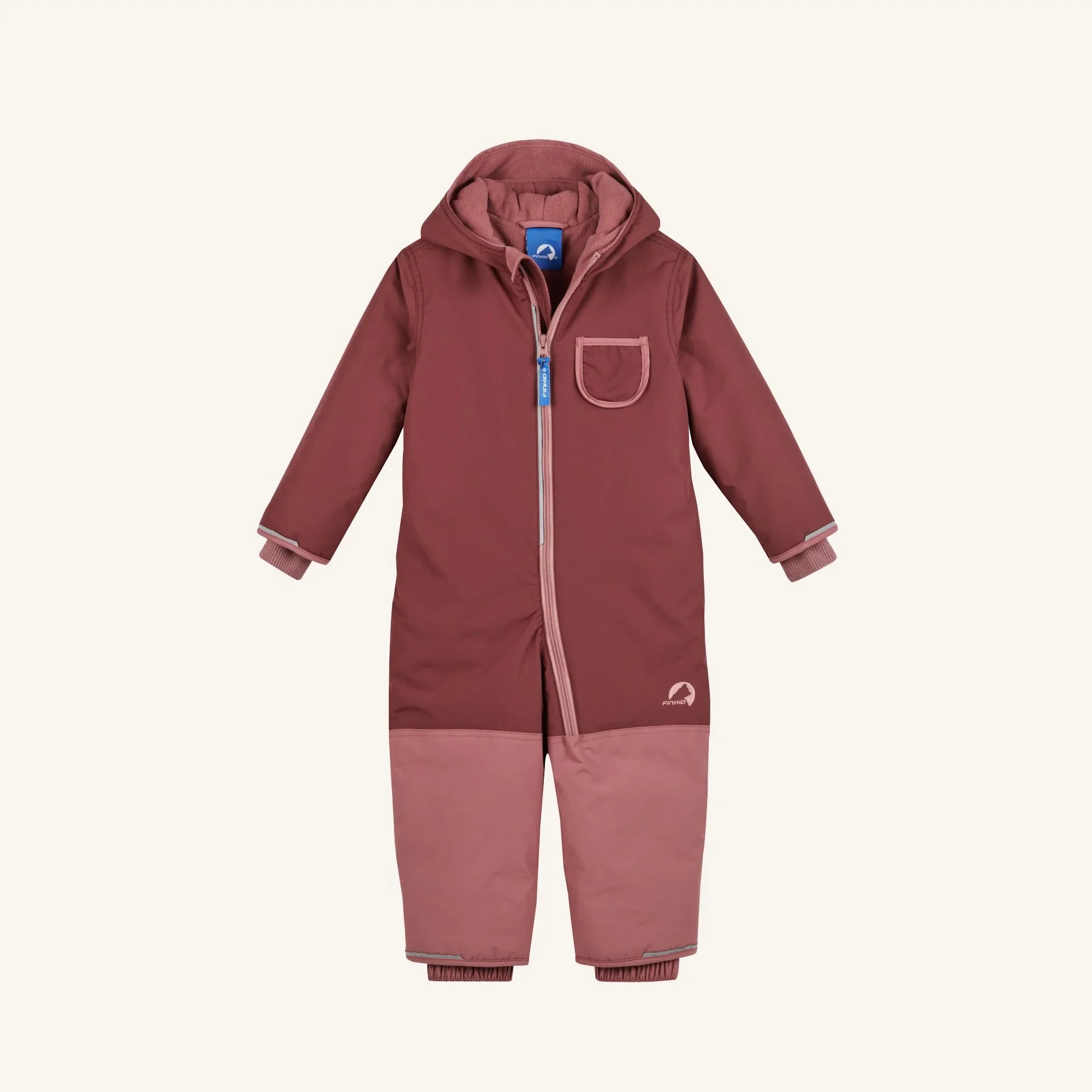 Finkid Pikku Winter Sport Schneeanzug für Kinder in Cranberry/Cedar – warm, wasserfest und mit Teddyfutter. Nachhaltige Kindermode bei Cleo&Caesar, Kids Concept Store Berlin – jetzt online kaufen