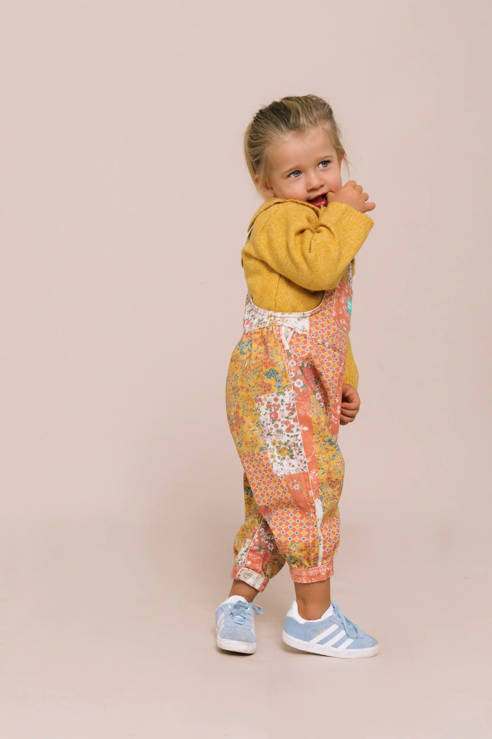 Favorite People Baby Latzhose bunt aus Baumwolle – handgefertigt in Portugal bei Cleo&Caesar