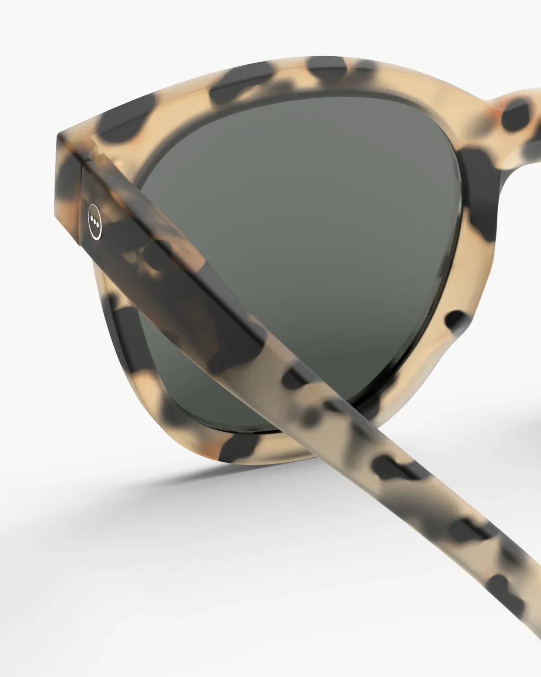 Izipizi Sonnenbrille #N Light Tortoise – schlanke Fassung im Schildpattmuster, biobasiertes Polyamid, graue Gläser, Unisex, bei Cleo&Caesar Kids Concept Store