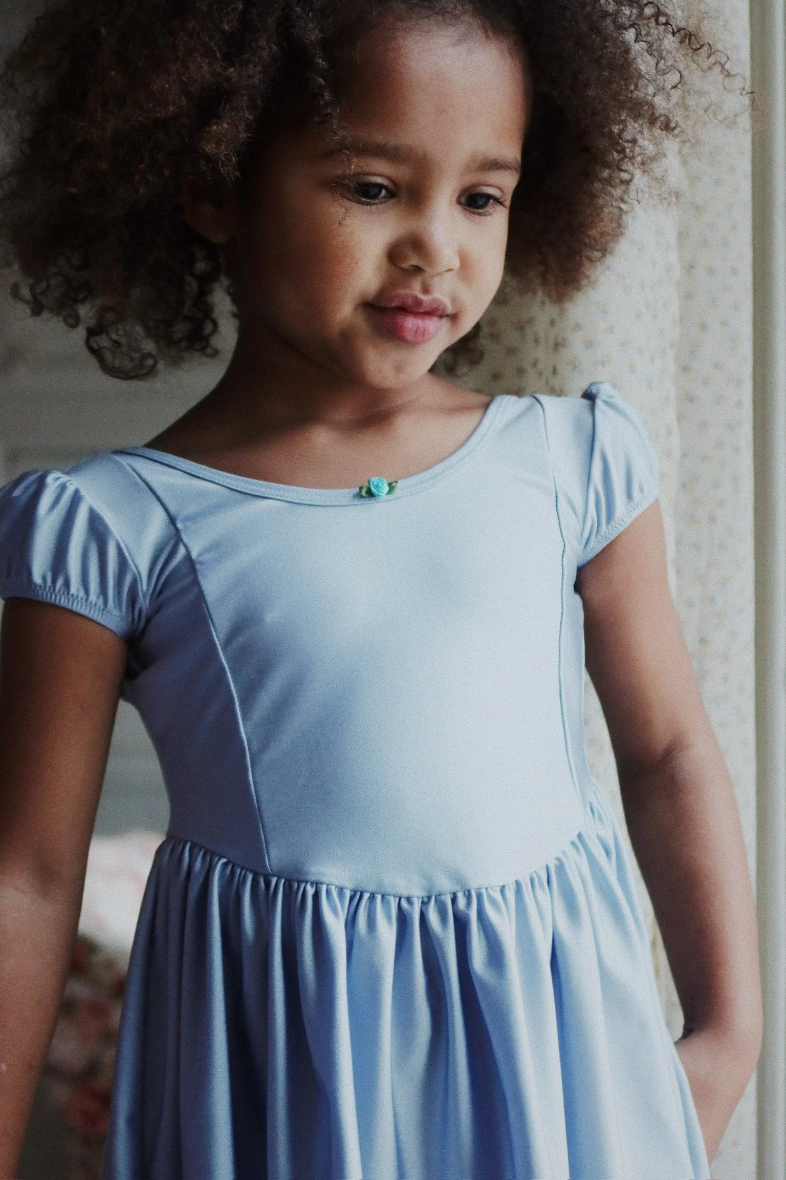 Mousse Puff Dress Kleid Zen Blue für Kinder von Konges Sløjd – kuschelige, nachhaltige Kinderkleidung in Beige mit Herzprint, erhältlich bei Cleo&Caesar Kids Concept Store Berlin.