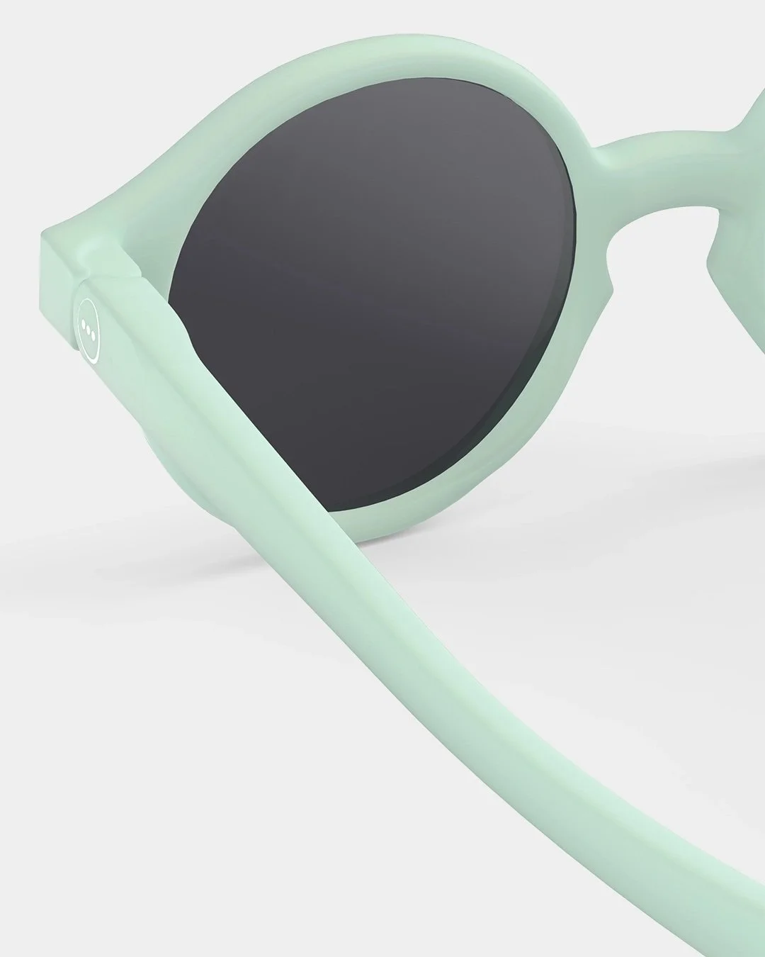 Izipizi Baby-Sonnenbrille #d Aqua Green Polarized – Pantos-Fassung in Aquagrün matt, 9-36 Monate, BPA-frei mit Silikonband, bei Cleo&Caesar Kids Concept Store