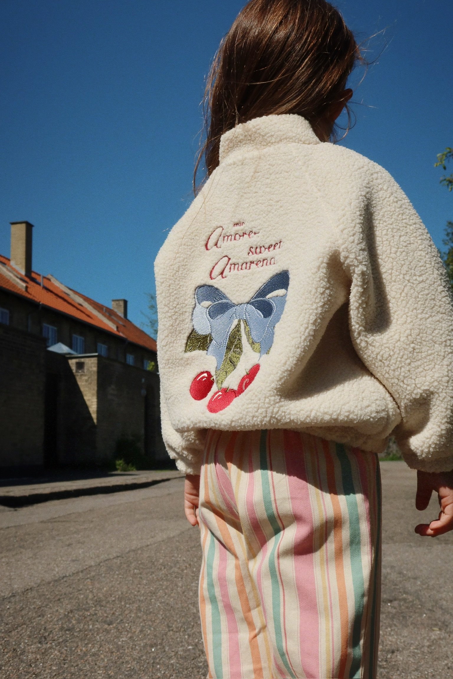 Frankie Pants von Konges Sløjd Gestreifte Kinderhose aus Bio-Baumwolle in Pastellfarben mit elastischem Bund und konisch zulaufendem Bein im Kids Concept Store Cleo&Caesar