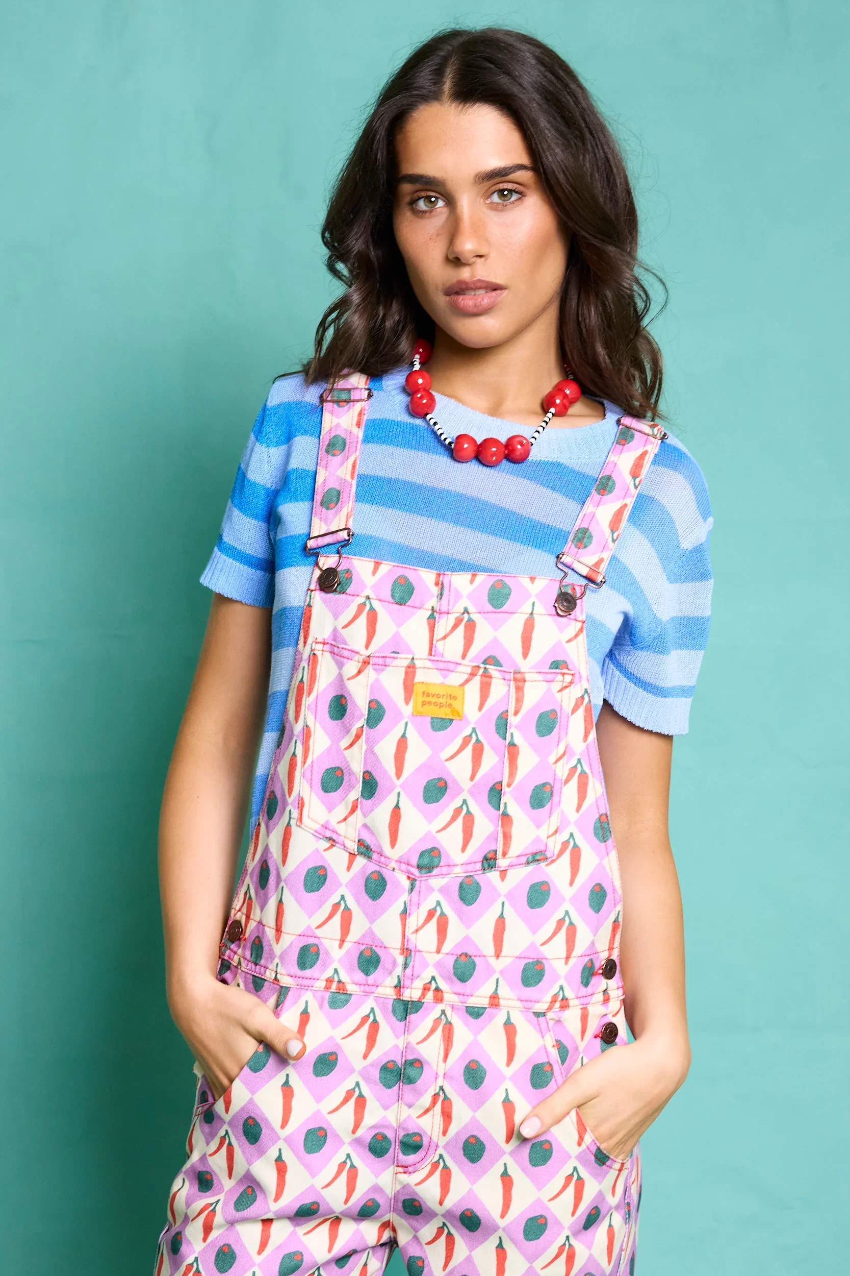 Damen Latzhose mit weiß-lila Karomuster und Oliven-Chili-Print aus Baumwolle von Favorite People. im Concept Store Cleo&Caesar Berlin