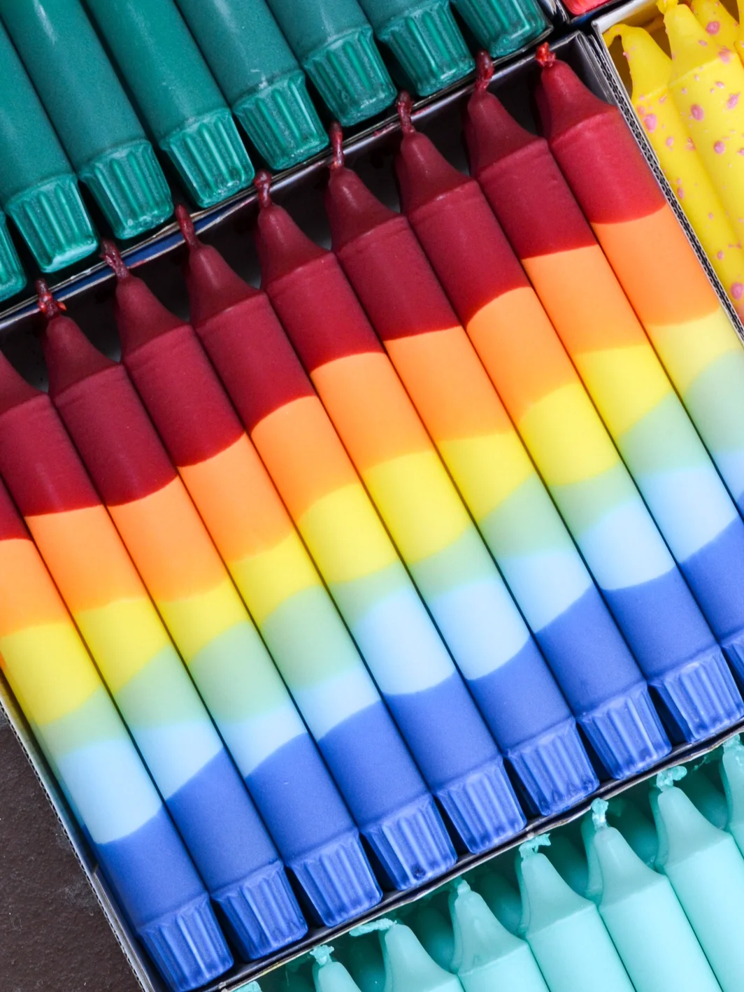 Nordtrice mehrfarbige Sommerfarben-Tischkerze – handgegossen in Kopenhagen | Cleo & Caesar