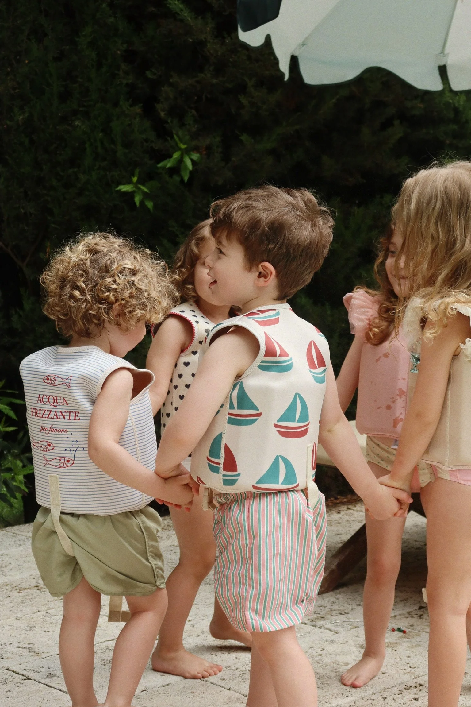 Konges Sløjd Swim Shorts Asnou Blush – Kinderbadehose mit grün-pinken Streifen und Kordelzug, bei Cleo&Caesar Kids Concept Store