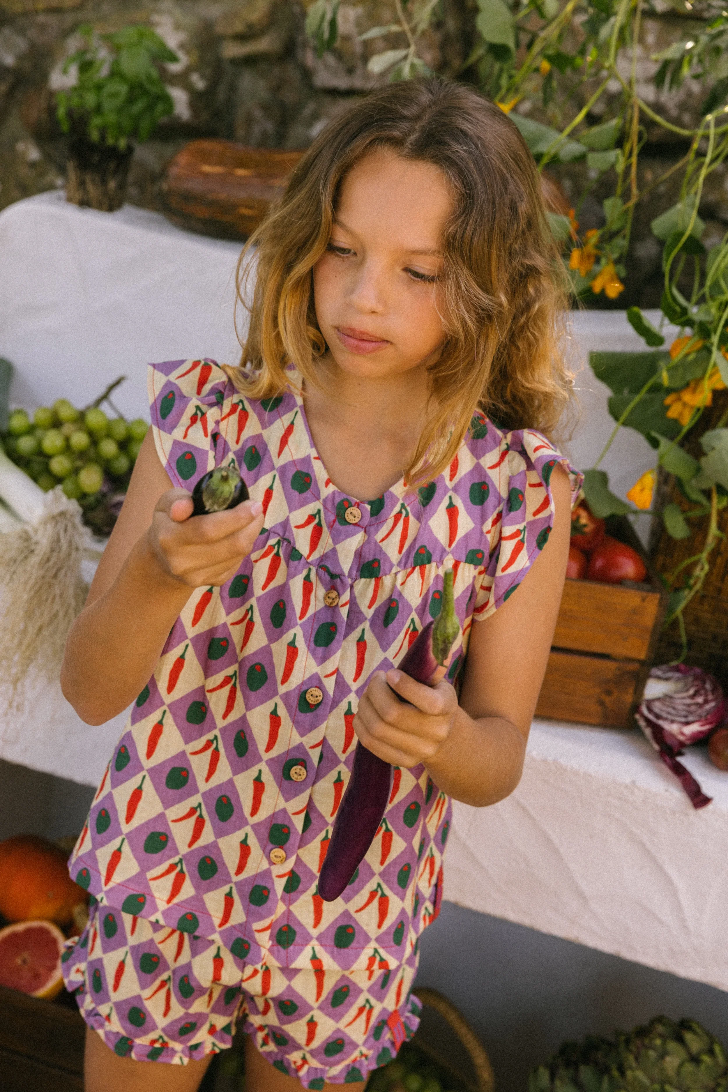 Favorite People Shirt Fromaggio – weiß-lila Karooberteil mit Oliven- und Chili-Print, gerüschte Ärmel, fair hergestellt in Portugal, bei Cleo&Caesar