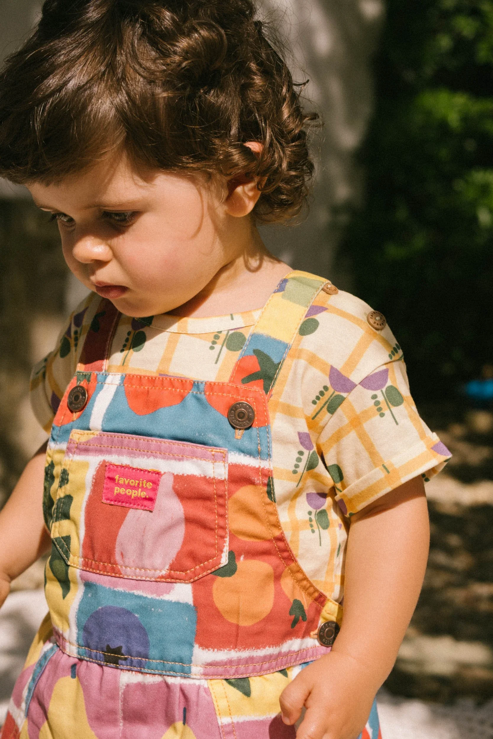 Bunter Baby Romper mit Obst- und Gemüseprint, verstellbaren Trägern und Druckknöpfen – aus Baumwolle. Favorite People Made in Portugal bei Cleo&Caesar Kindergeschäft Berlin