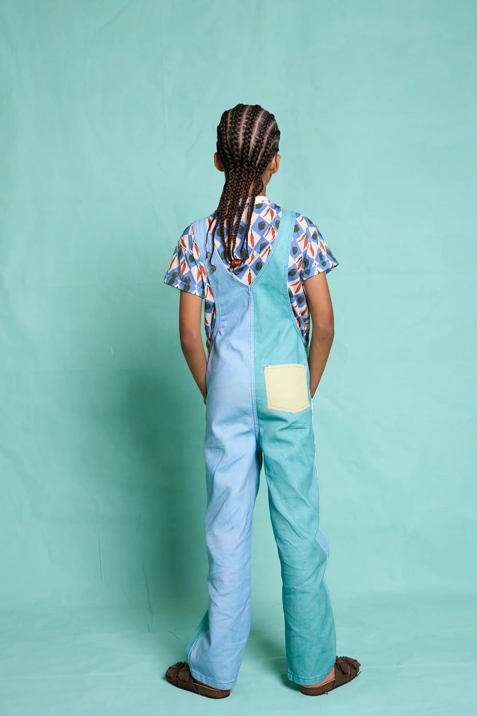 Favorite People Latzhose bunt – handgefertigt in Portugal, erhältlich bei Cleo&Caesar Kids Concept Store