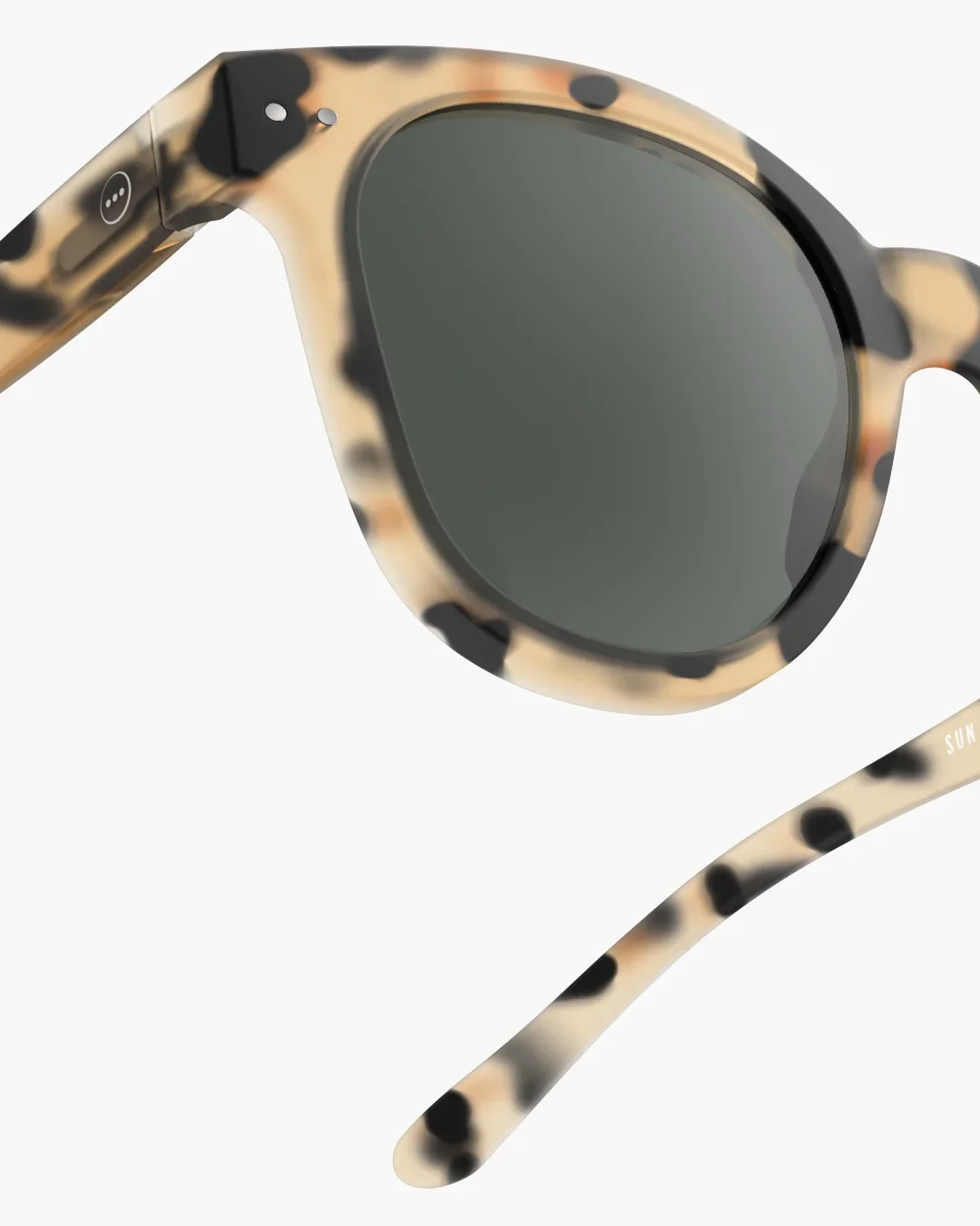 Izipizi Sonnenbrille #N Light Tortoise – schlanke Fassung im Schildpattmuster, biobasiertes Polyamid, graue Gläser, Unisex, bei Cleo&Caesar Kids Concept Store