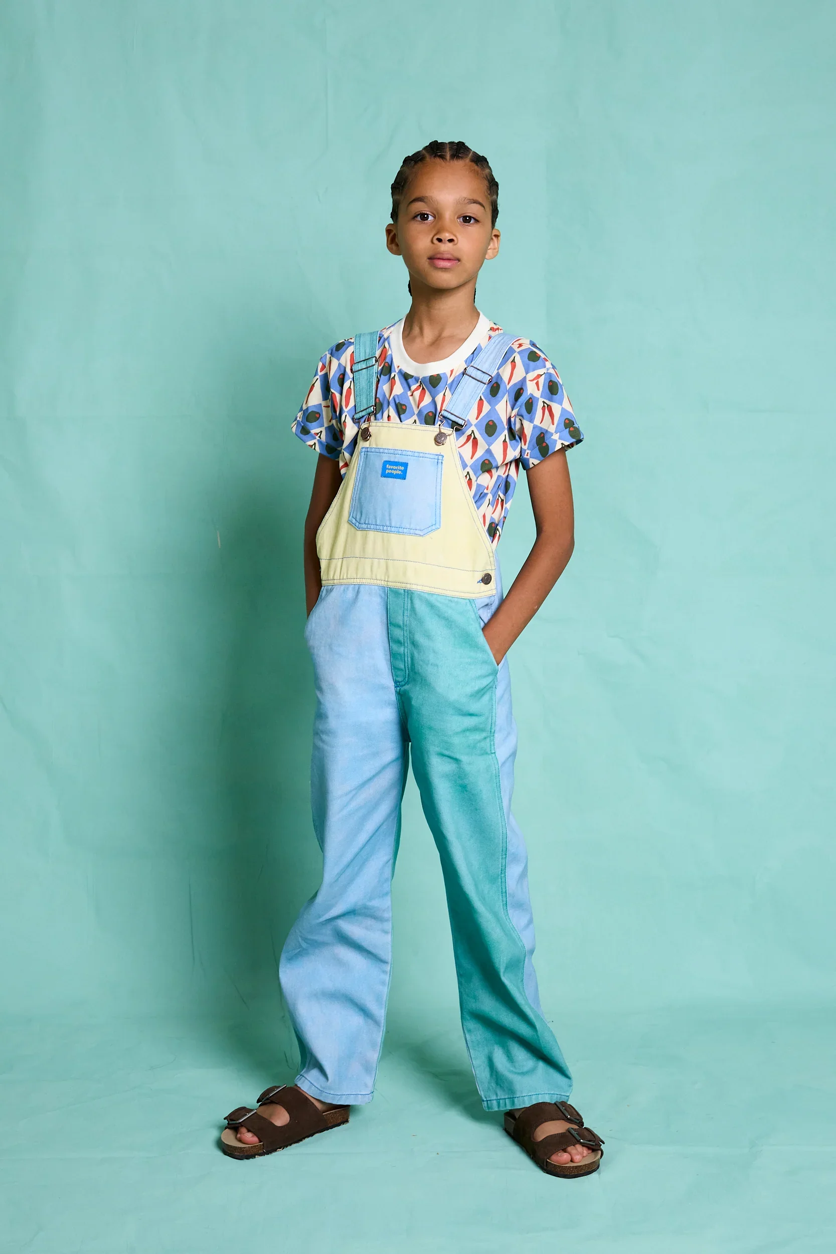 Favorite People Latzhose bunt – handgefertigt in Portugal, erhältlich bei Cleo&Caesar Kids Concept Store