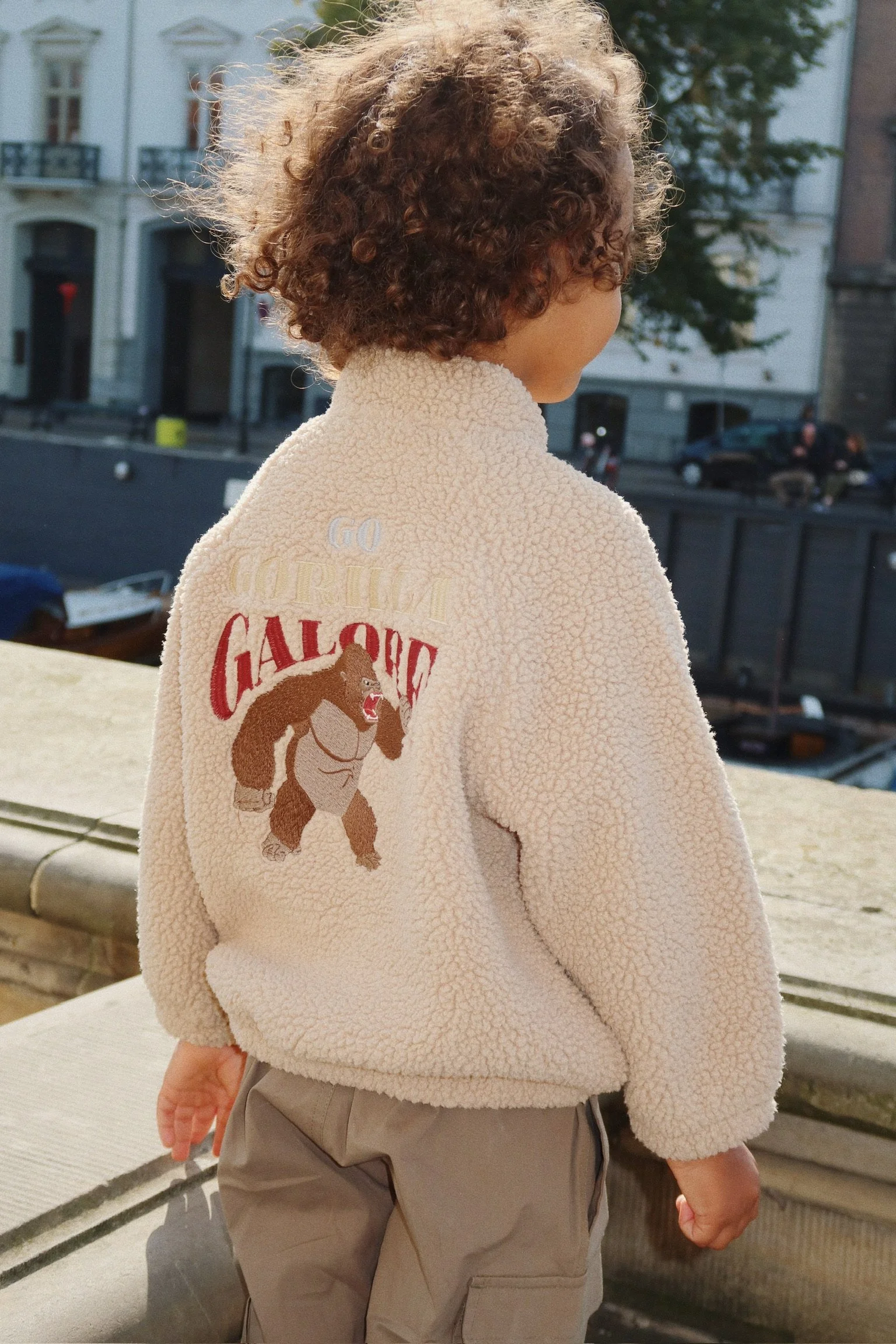 Jazz Teddy Jacke Oxford Tan für Kinder von Konges Sløjd – kuschelige, nachhaltige Kinderkleidung in Beige mit Herzprint, erhältlich bei Cleo&Caesar Kids Concept Store Berlin.