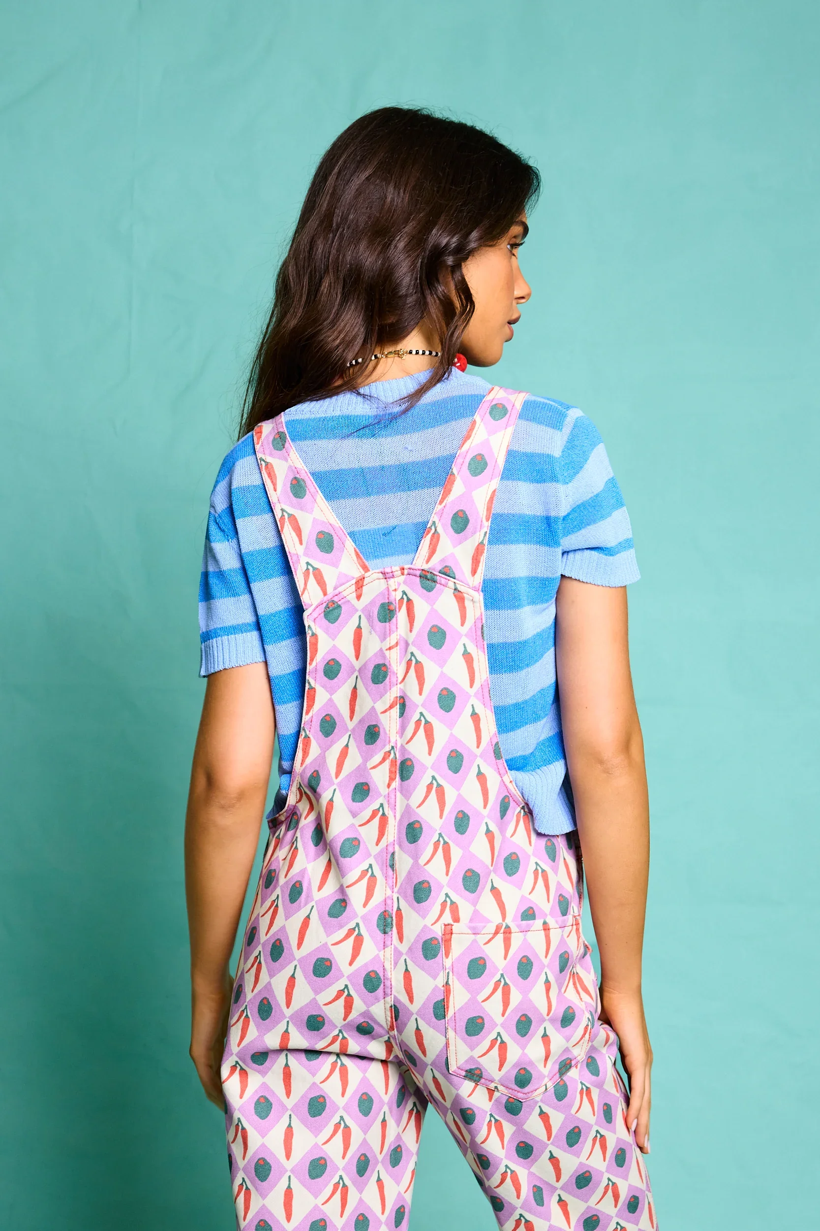 Damen Latzhose mit weiß-lila Karomuster und Oliven-Chili-Print aus Baumwolle von Favorite People. im Concept Store Cleo&Caesar Berlin