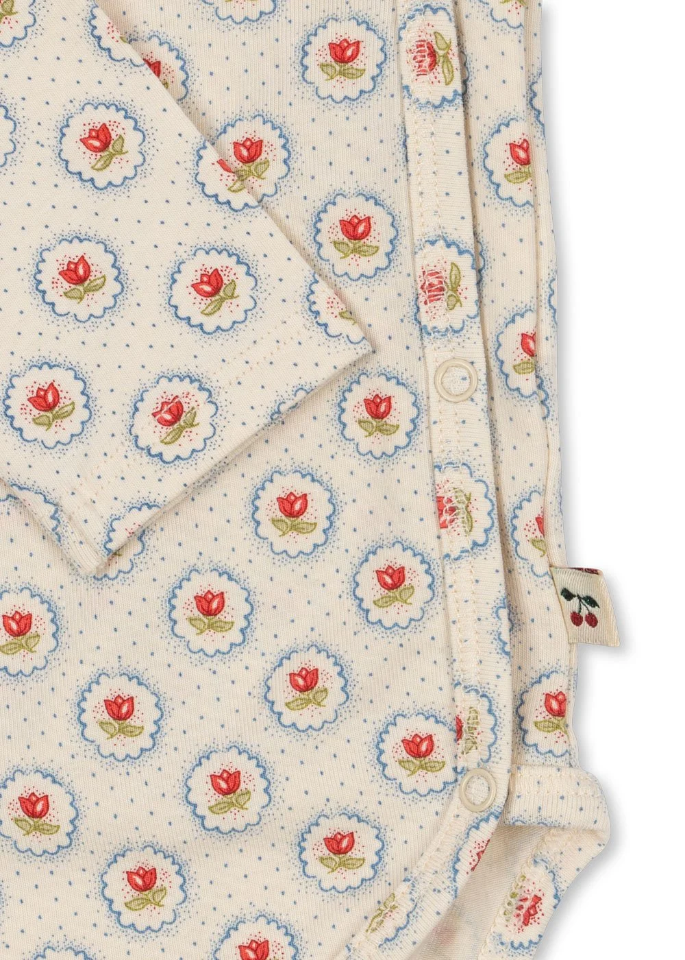 Wickelbody für Neugeborene aus Bio-Baumwolle mit zartem Blumenprint Mirage und seitlichen Druckknöpfen im Concept Store Cleo&Caesar