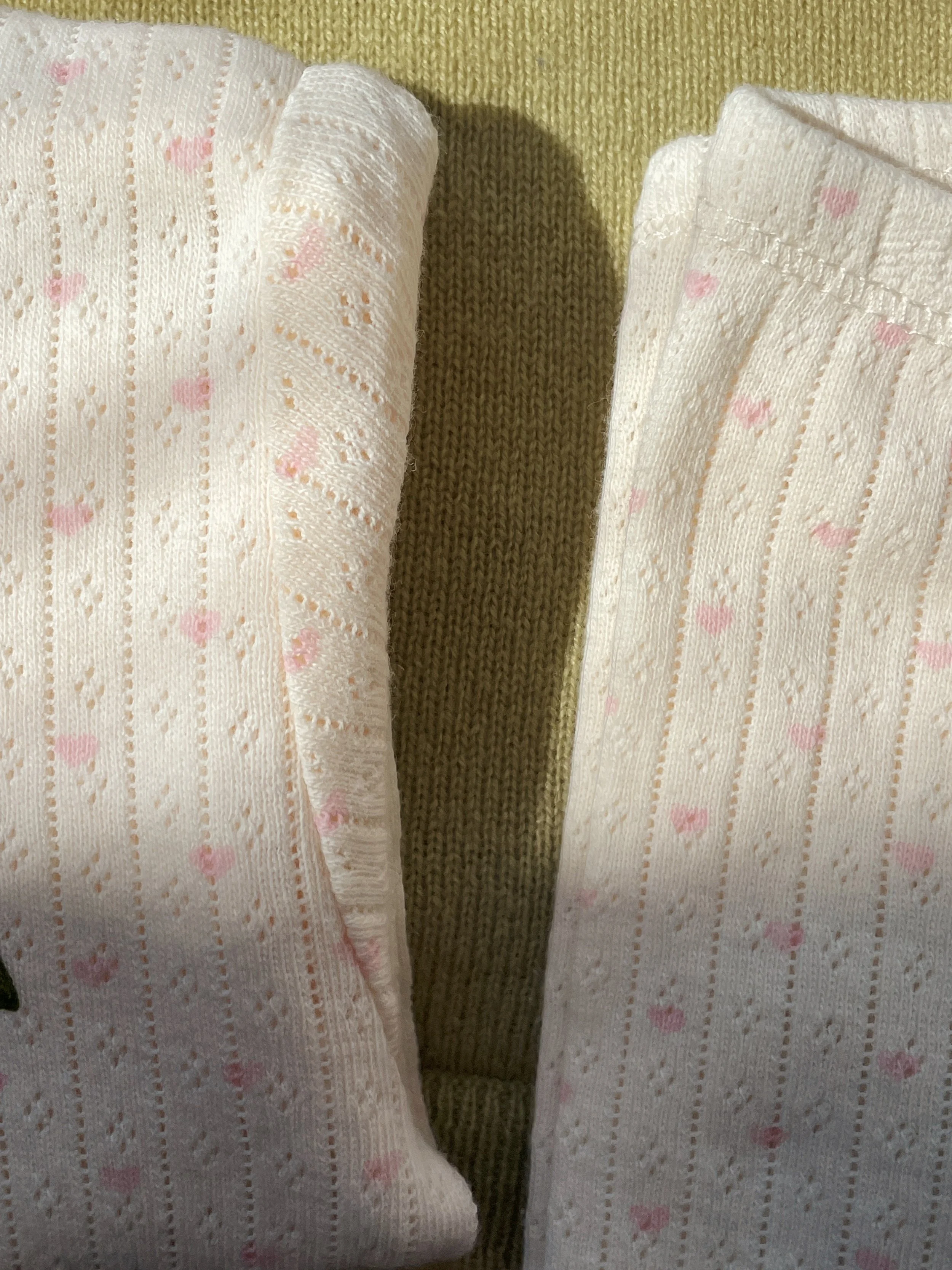 Bio-Baumwollbody mit Pointelle-Struktur und Kirschprint, Druckknöpfe vorne und im Schritt – weich und bequem für Babys im Concept Store Cleo&Caesar