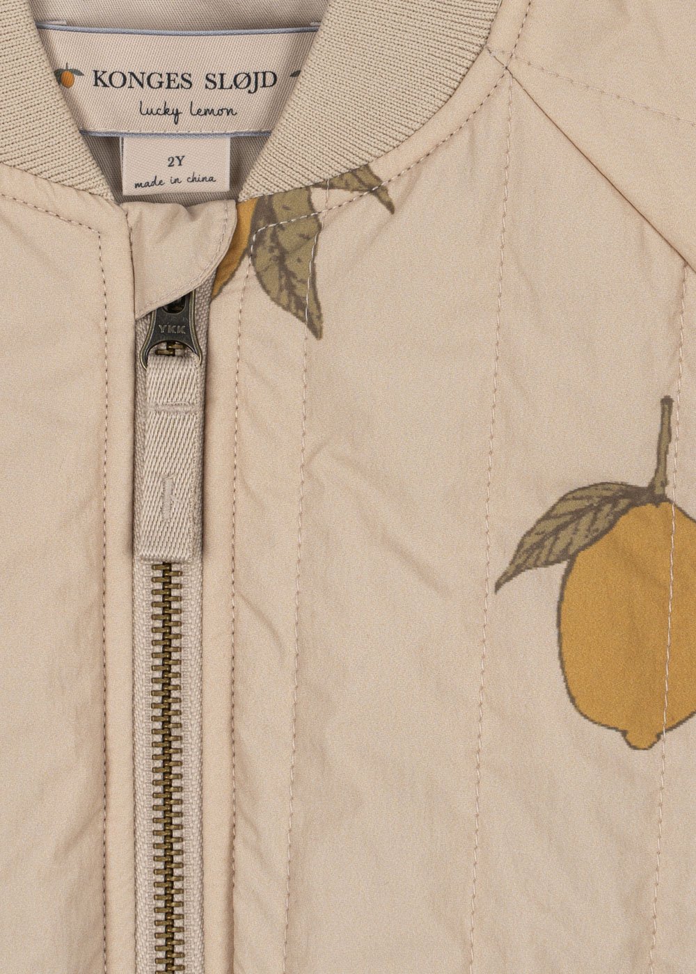Juno Bomber Jacke Mon Grand Citron für Kinder von Konges Sløjd – kuschelige, nachhaltige Kinderkleidung in Beige mit Herzprint, erhältlich bei Cleo&Caesar Kids Concept Store Berlin.