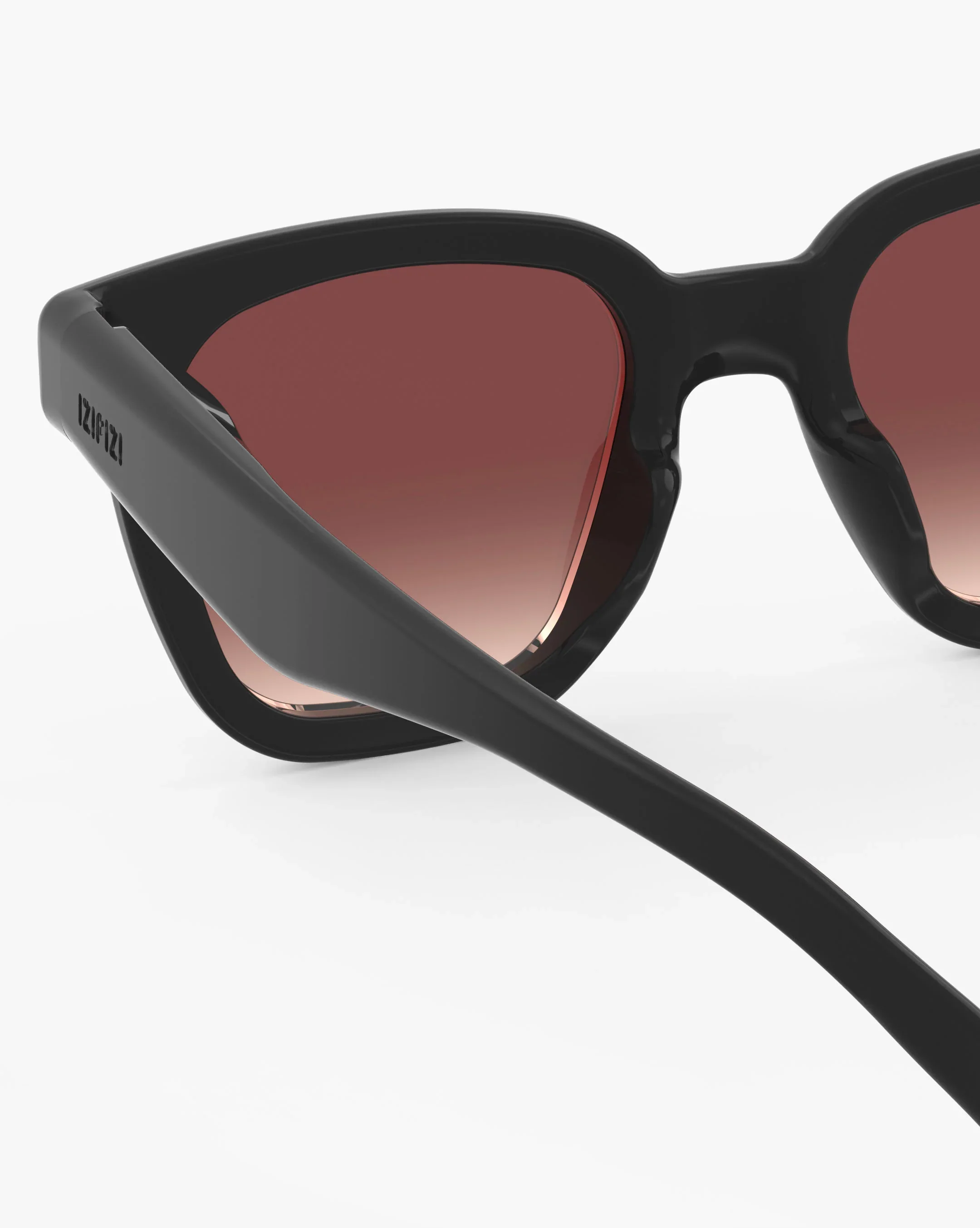 Izipizi Sonnenbrille ROAD Black – oversized eckige Fassung in Schwarz mit Soft Touch-Finish, graue Gläser, Unisex, bei Cleo&Caesar Kids Concept Store