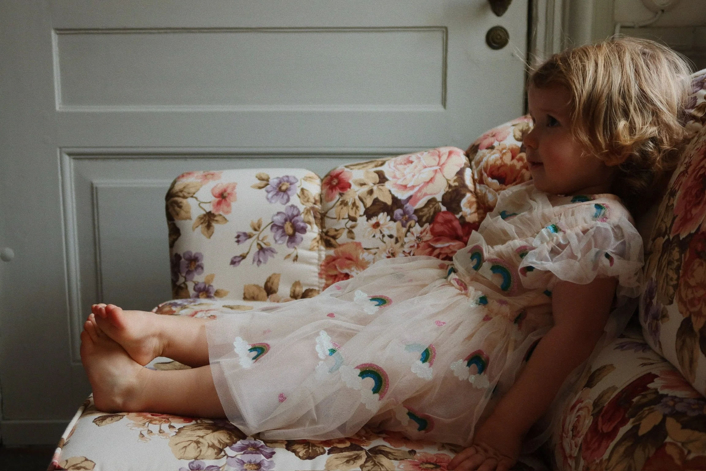 Tullie Dress Kleid Rainbow Glitter für Kinder von Konges Sløjd – kuschelige, nachhaltige Kinderkleidung in Beige mit Herzprint, erhältlich bei Cleo&Caesar Kids Concept Store Berlin.