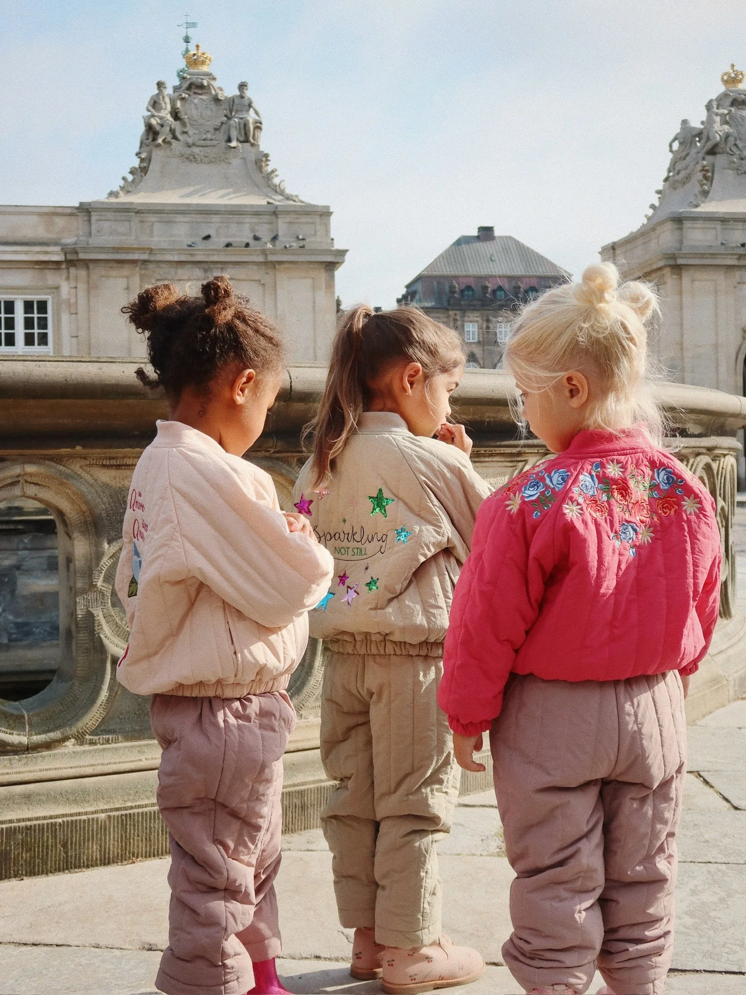 Juno Bomber Jacke Raspberry Wine für Kinder von Konges Sløjd – kuschelige, nachhaltige Kinderkleidung in Beige mit Herzprint, erhältlich bei Cleo&Caesar Kids Concept Store Berlin.