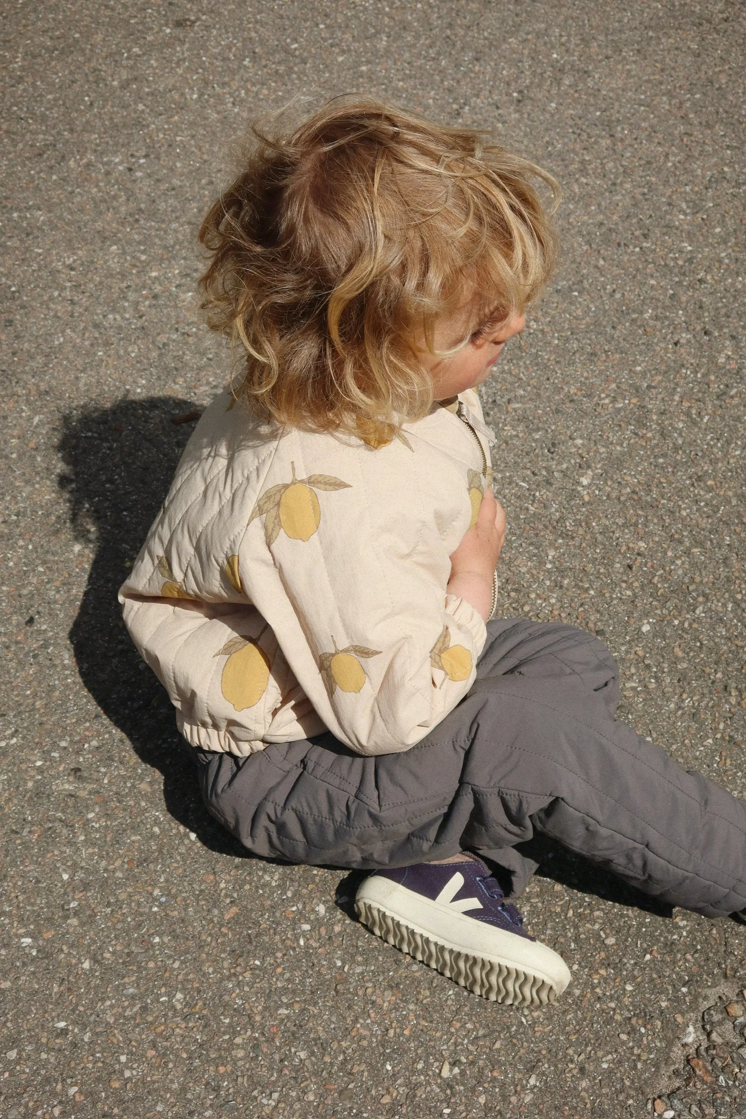 Juno Bomber Jacke Mon Grand Citron für Kinder von Konges Sløjd – kuschelige, nachhaltige Kinderkleidung in Beige mit Herzprint, erhältlich bei Cleo&Caesar Kids Concept Store Berlin.