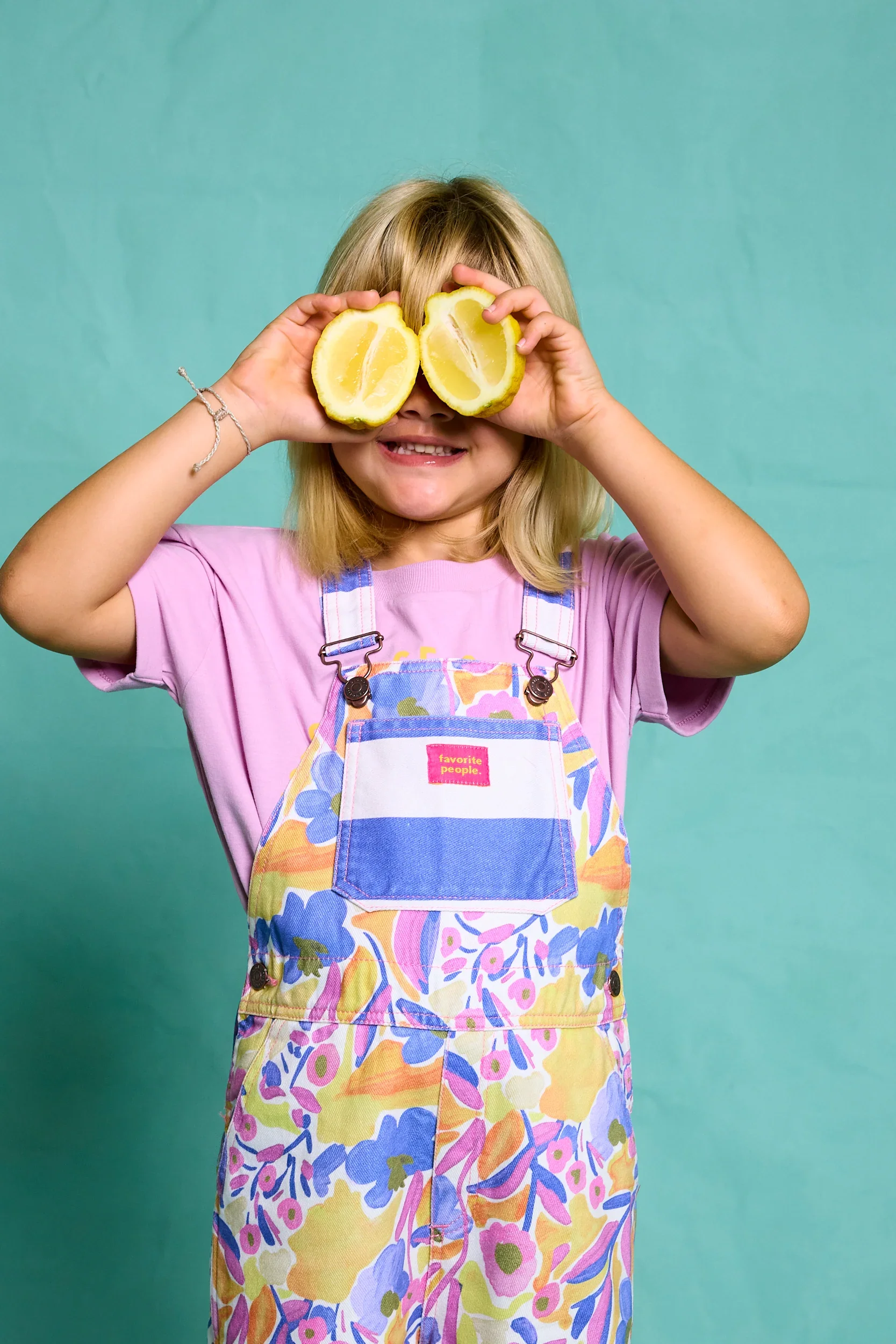 Favorite People Latzhose bunt – handgefertigt in Portugal, erhältlich bei Cleo&Caesar Kids Concept Store