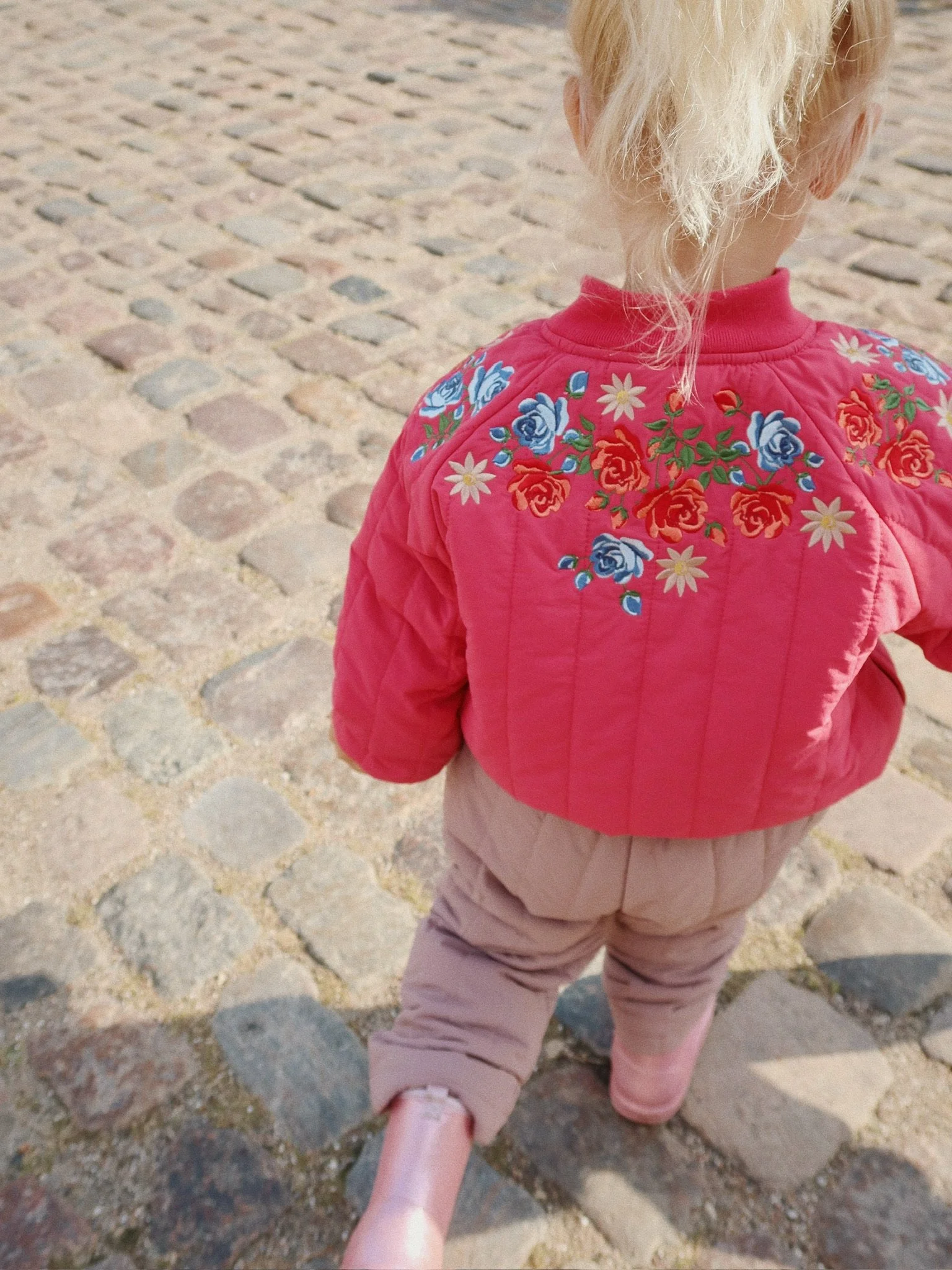 Juno Bomber Jacke Raspberry Wine für Kinder von Konges Sløjd – kuschelige, nachhaltige Kinderkleidung in Beige mit Herzprint, erhältlich bei Cleo&Caesar Kids Concept Store Berlin.