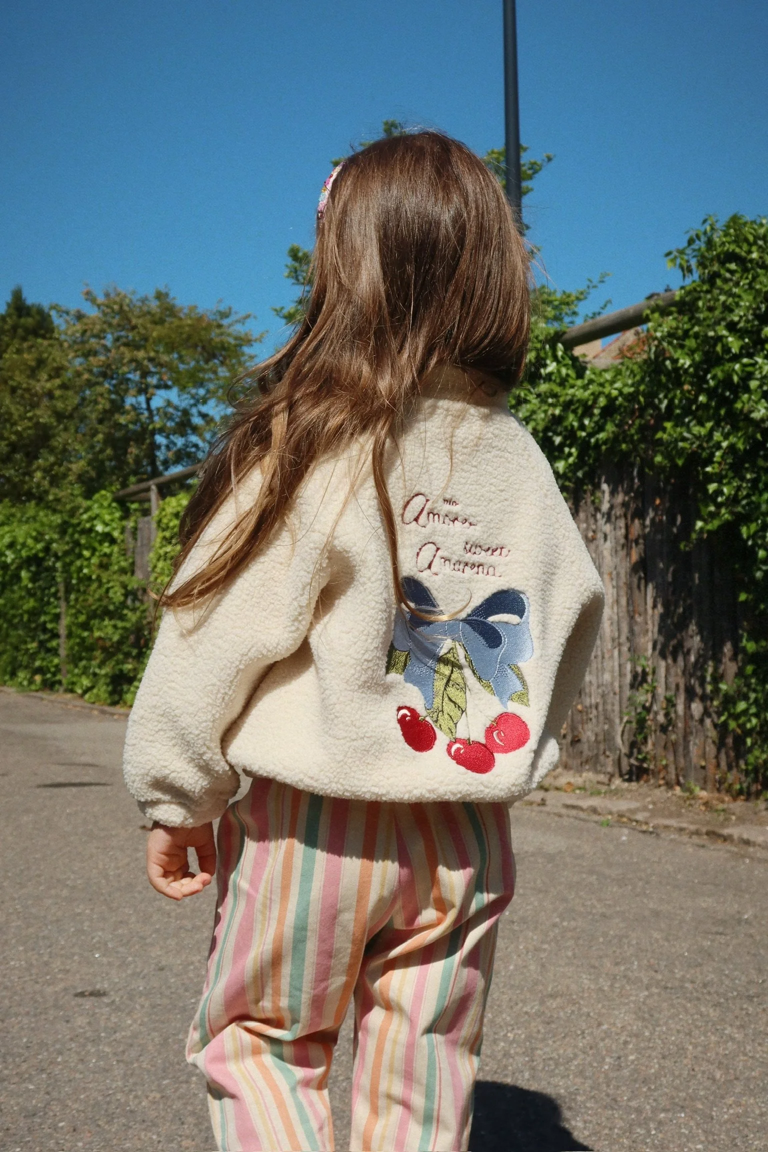 Frankie Pants von Konges Sløjd Gestreifte Kinderhose aus Bio-Baumwolle in Pastellfarben mit elastischem Bund und konisch zulaufendem Bein im Kids Concept Store Cleo&Caesar