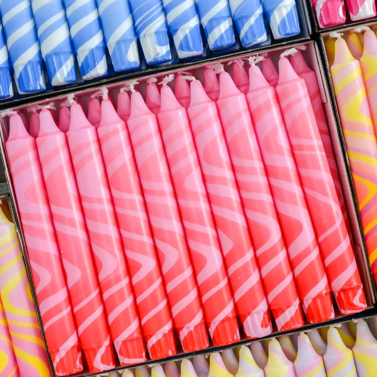 Nordtrice mehrfarbige Sommerfarben-Tischkerze – handgegossen in Kopenhagen | Cleo & Caesar