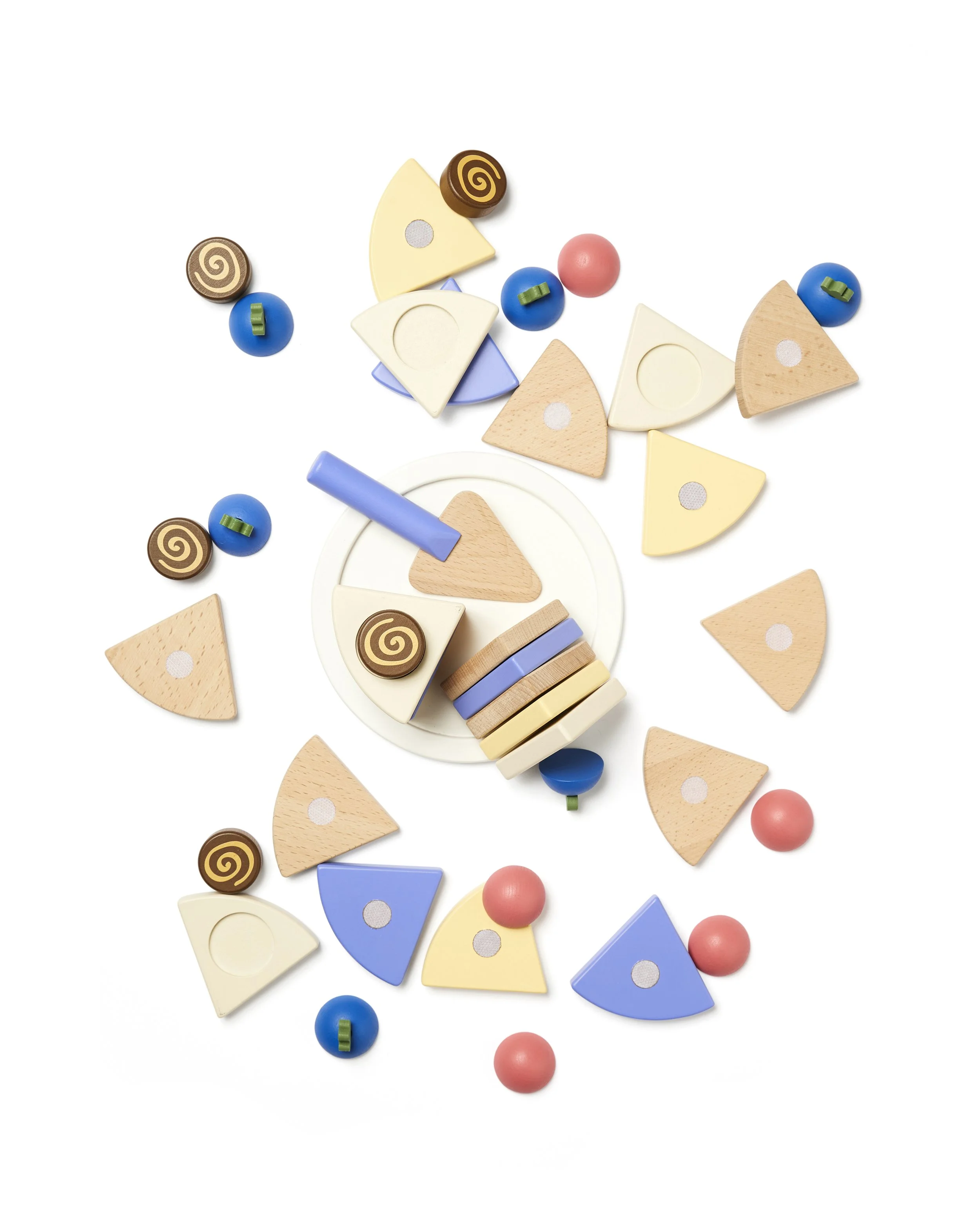 Holz-Schichttorte von Kids Concept mit 42 Teilen, stapelbaren Schichten und Deko für kreatives Rollenspiel ab 3 Jahren. Im Concept Store bei Cleo&Caesar