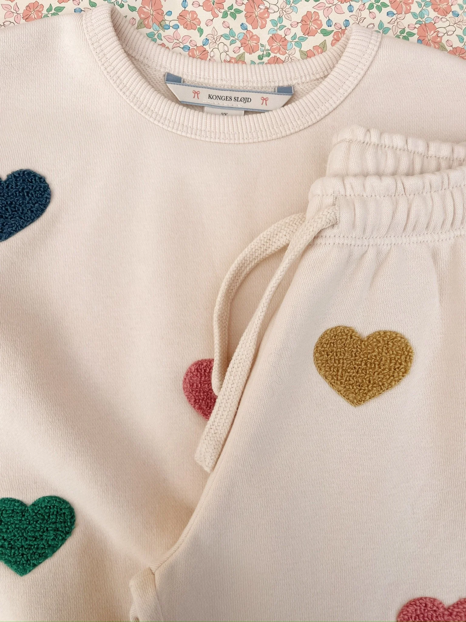 Lou Sweater Pullover Heart Terry für Kinder von Konges Sløjd - nachhaltige Baumwolle - sustainable Kinderkleidung - Cleo&Caesar - Kids Concept Store Berlin - Online Shop Deutschland