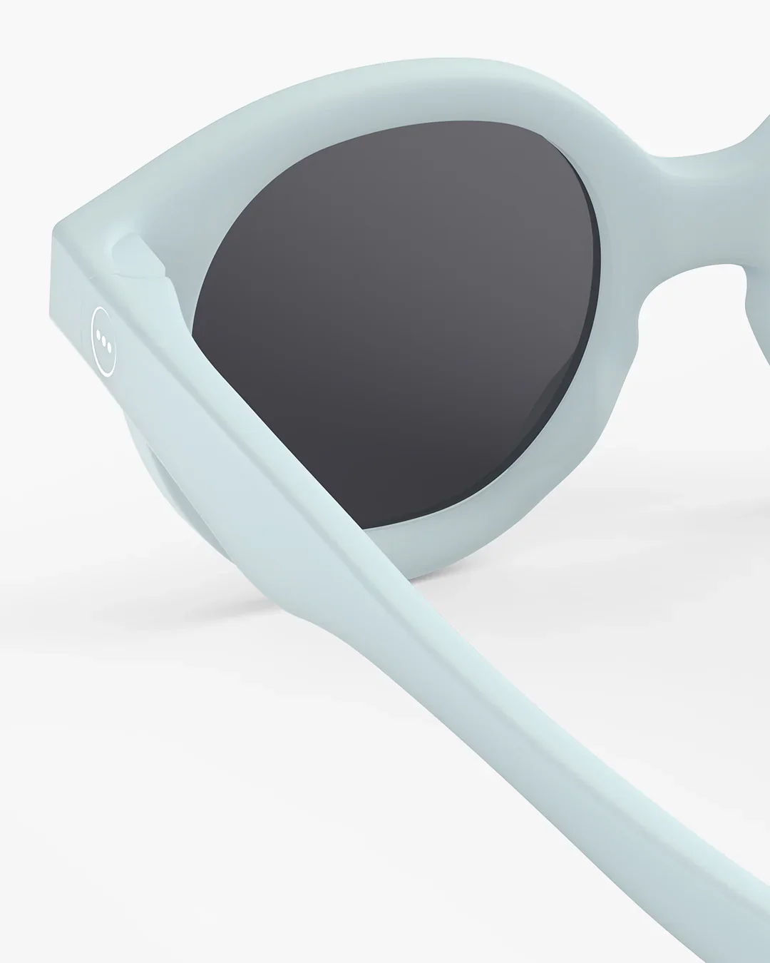 Izipizi Baby-Sonnenbrille #c Sweet Blue Polarized – Schmetterlings-Fassung in blau matt, 9-36 Monate, BPA-frei mit Silikonband, bei Cleo&Caesar Kids Concept Store