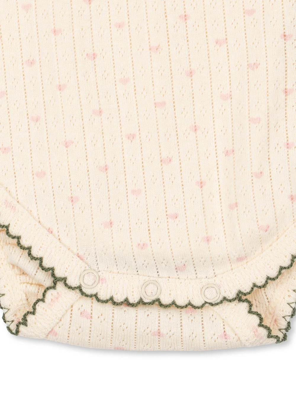 Bio-Baumwollbody mit Pointelle-Struktur und Kirschprint, Druckknöpfe vorne und im Schritt – weich und bequem für Babys im Concept Store Cleo&Caesar