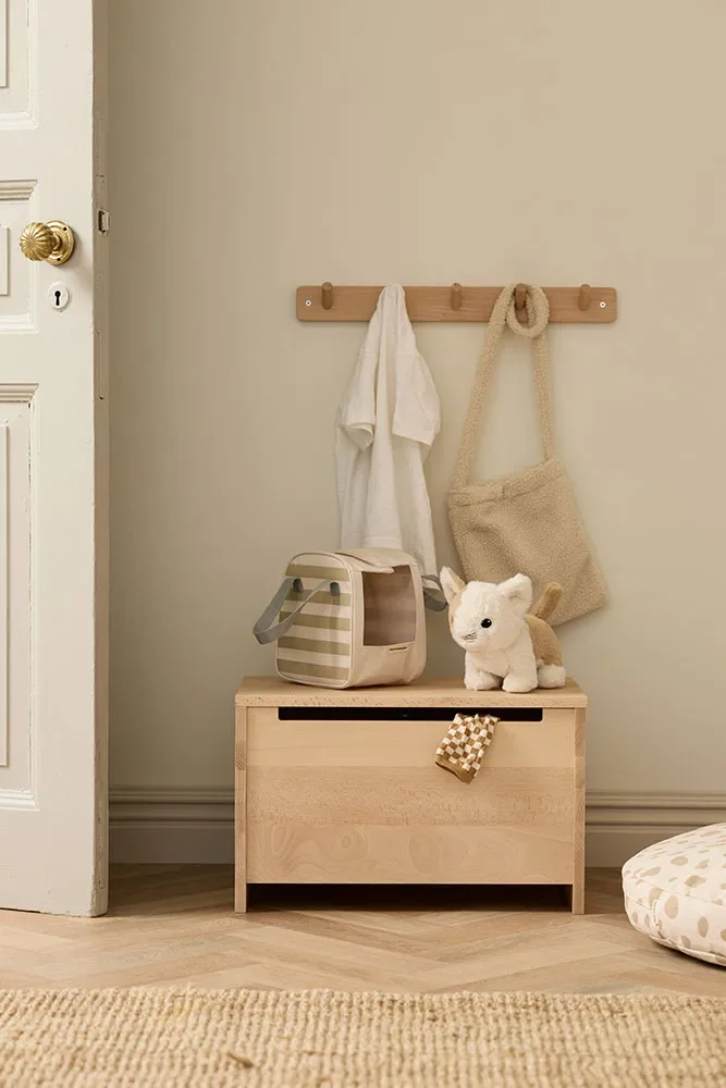 Stoffkätzchen Maja von Kids Concept in Tragetasche mit Guckfenster – weiches Kuscheltier für Rollenspiel ab 18 Monaten. im Concept Store Cleo&Caesar