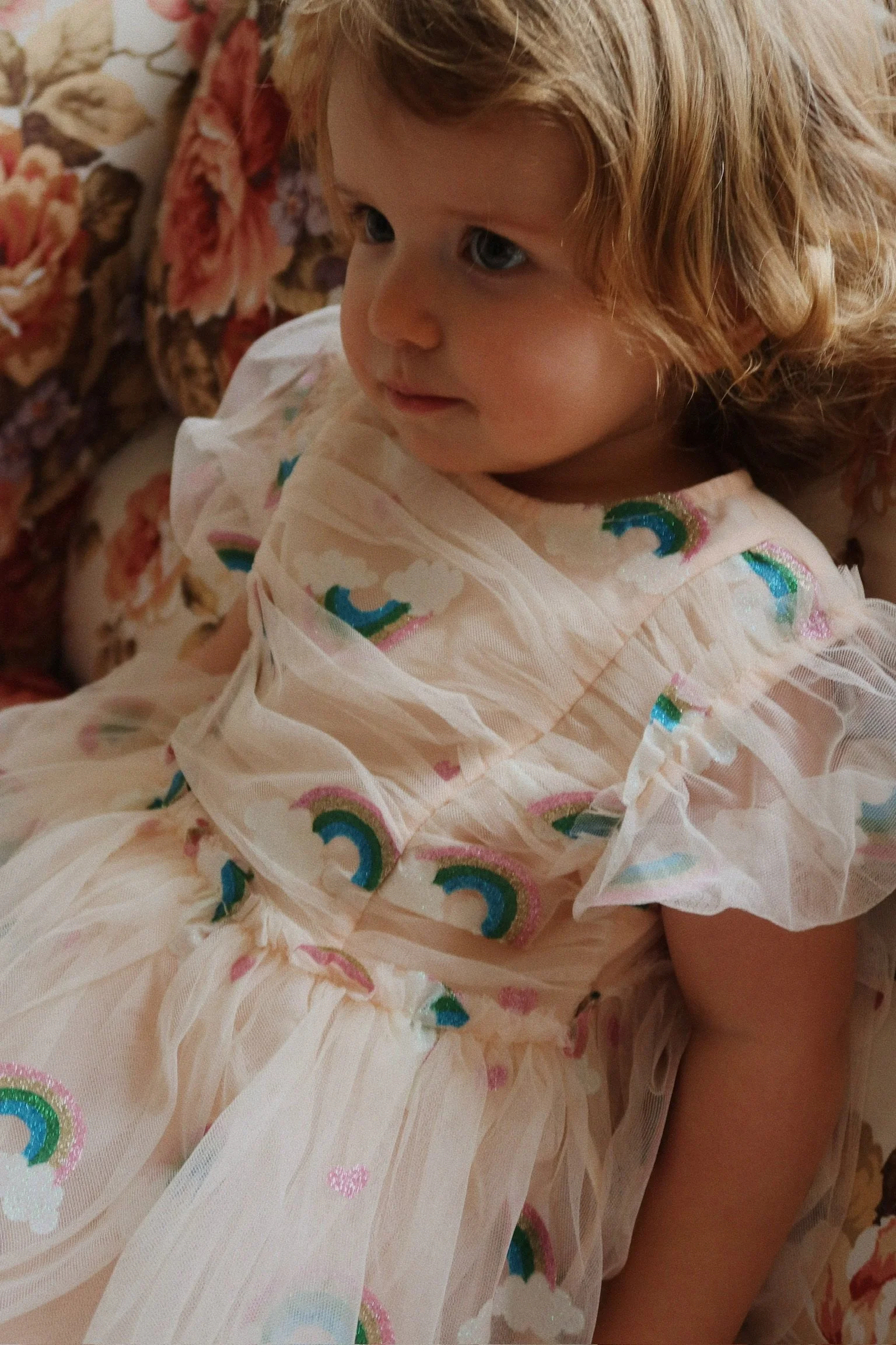Tullie Dress Kleid Rainbow Glitter für Kinder von Konges Sløjd – kuschelige, nachhaltige Kinderkleidung in Beige mit Herzprint, erhältlich bei Cleo&Caesar Kids Concept Store Berlin.
