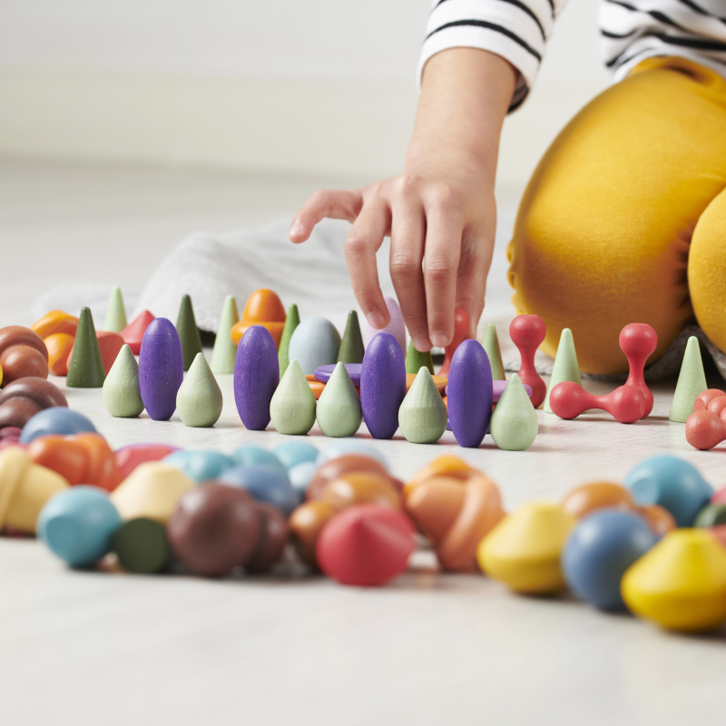 Bunte Holzformen aus Naturholz zum Sortieren und Musterlegen – Montessori-inspiriertes Lernspielzeug ab 3 Jahren bei Cleo&Caesar