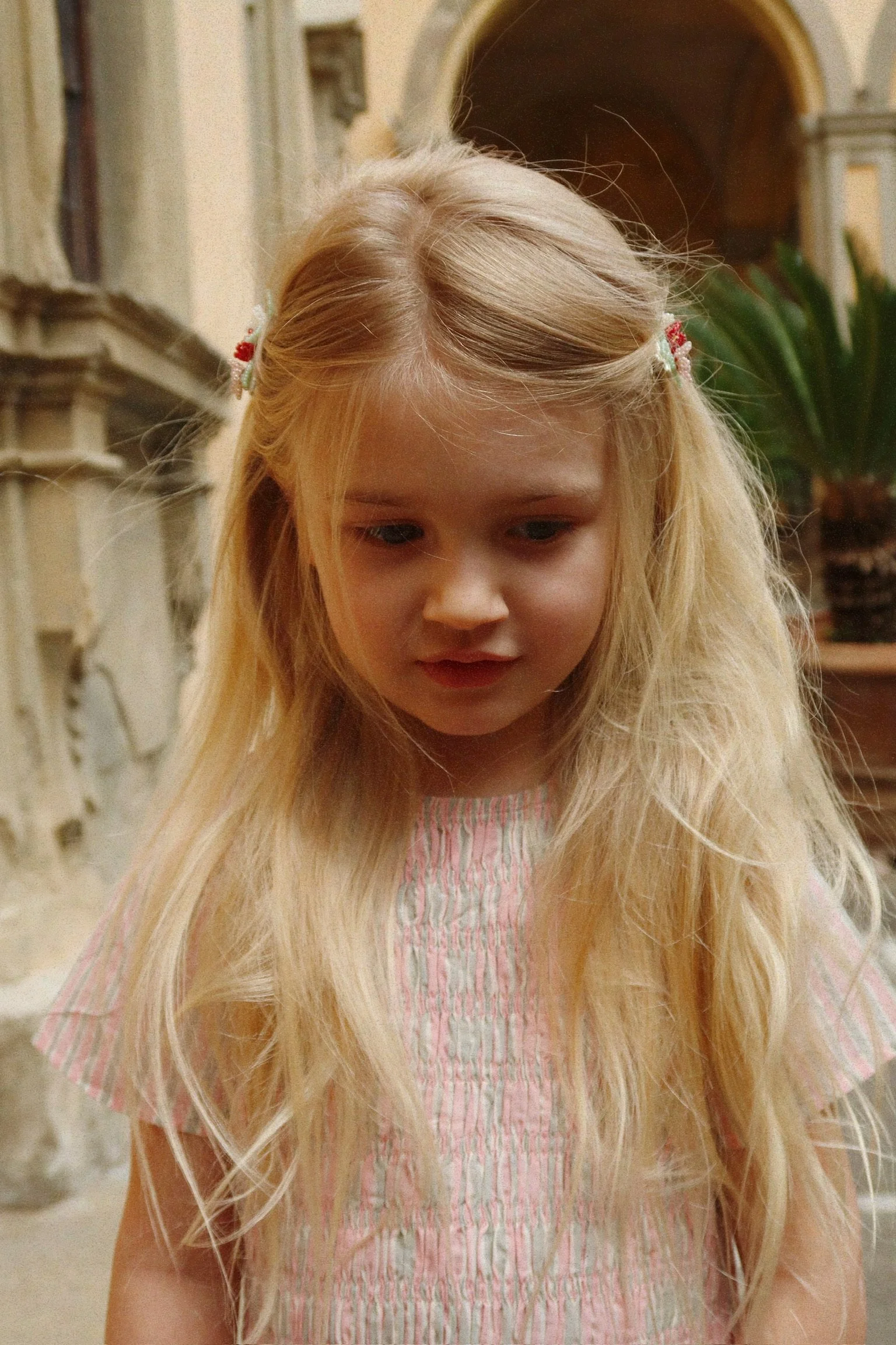 pack_Konges Sløjd Blumenhaarspange Flower Field mit handgenähten Glasperlen – süßes Accessoire für Kinder ab 3 Jahren. Im Kids Concept Store Cleo&Caesar