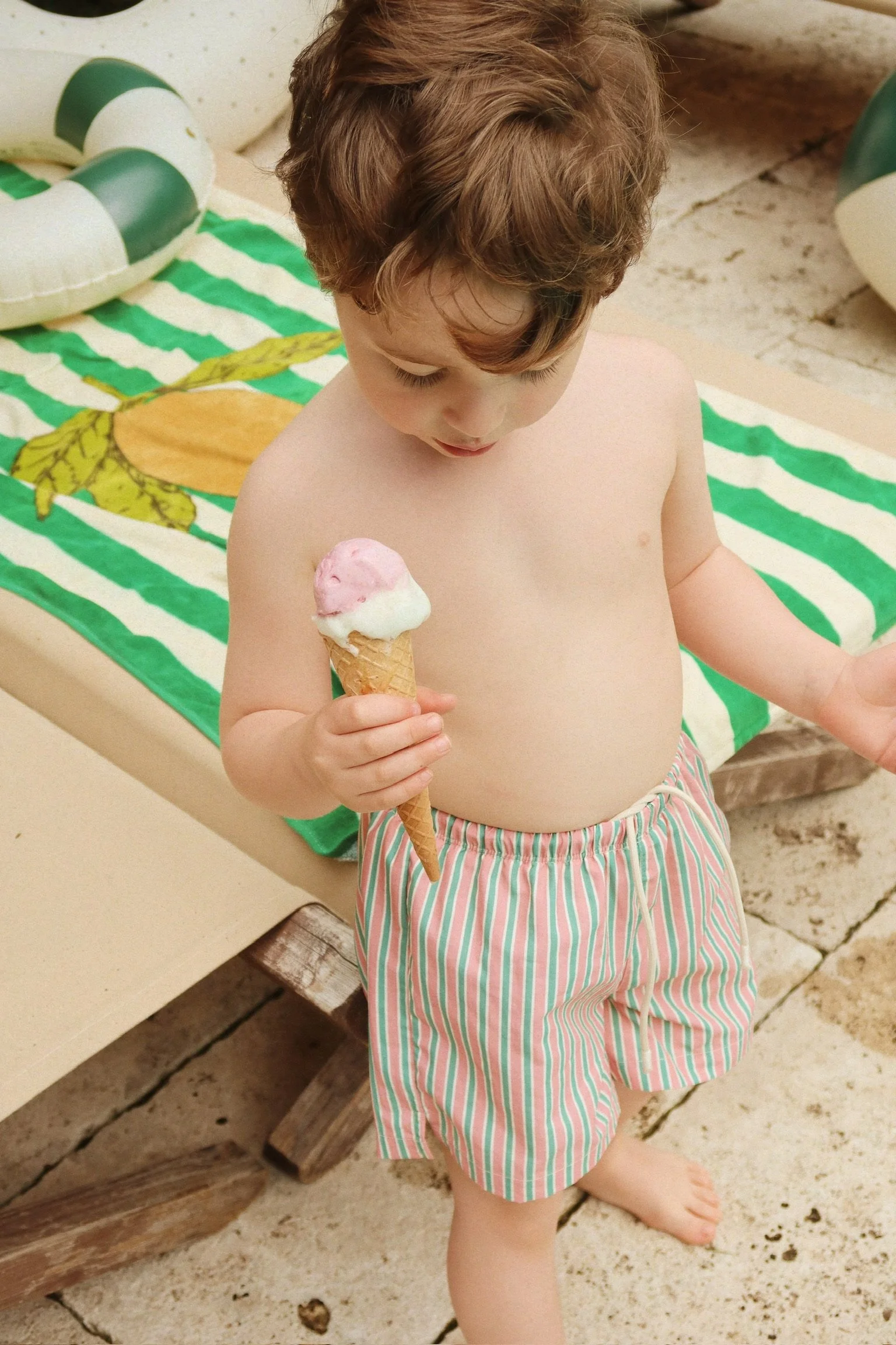 Konges Sløjd Swim Shorts Asnou Blush – Kinderbadehose mit grün-pinken Streifen und Kordelzug, bei Cleo&Caesar Kids Concept Store