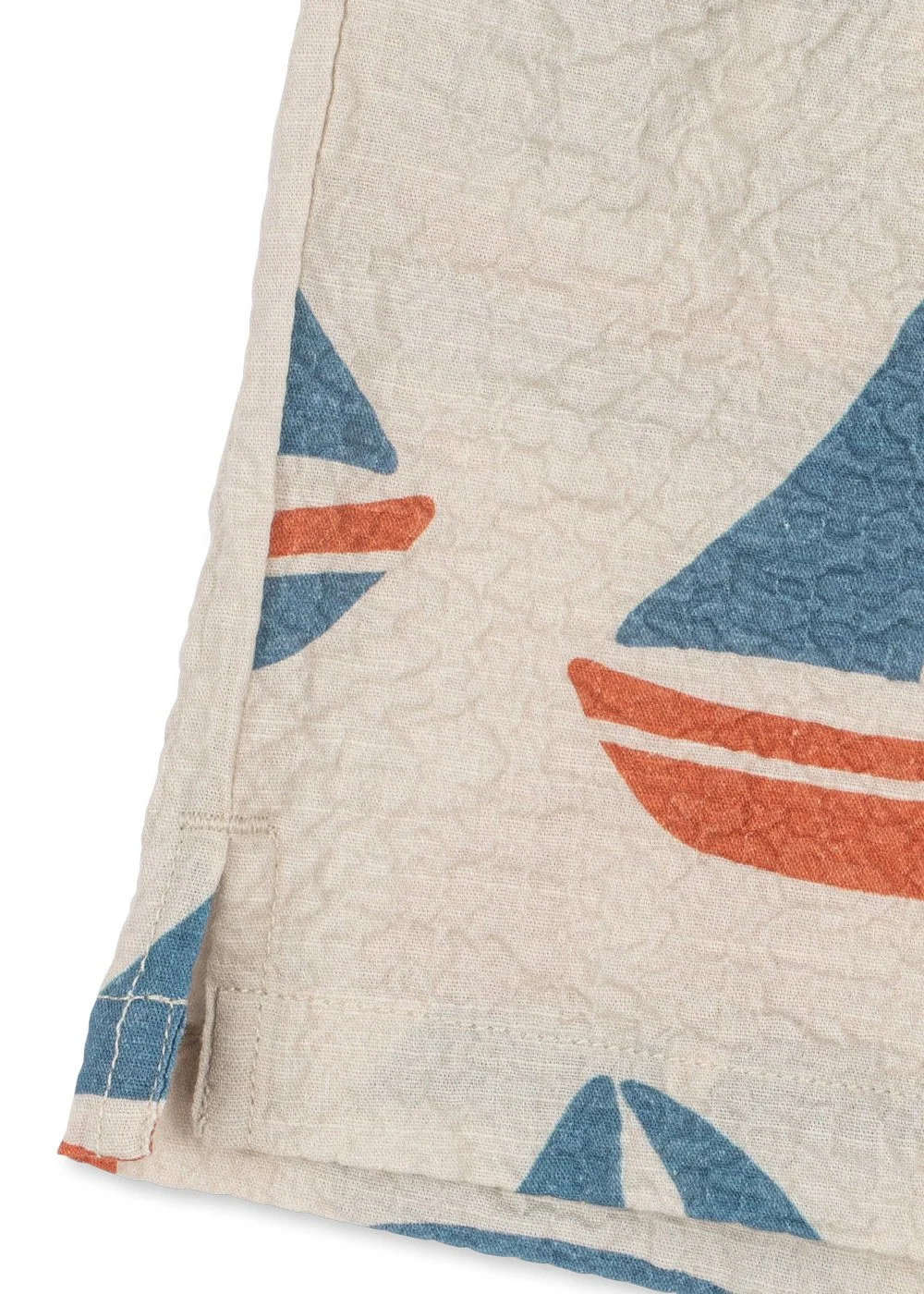 Konges Sløjd Shorts Eliot Ahoy – Kindershorts mit Segelboot-Print in Rot und Blau, Bio-Baumwolle Seersucker, bei Cleo&Caesar Kids Concept Store