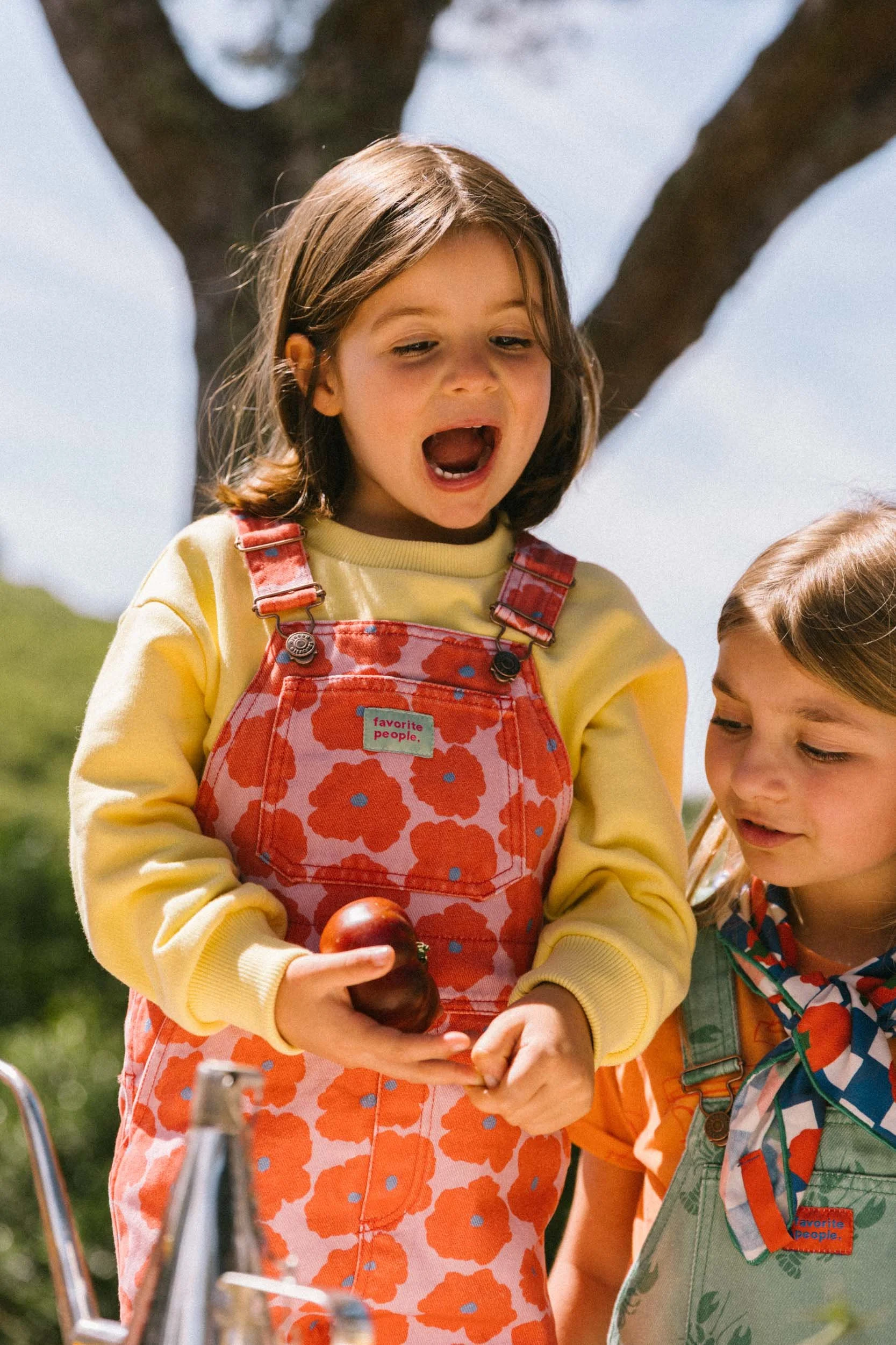 Favorite People Latzhose bunt – handgefertigt in Portugal, erhältlich bei Cleo&Caesar Kids Concept Store