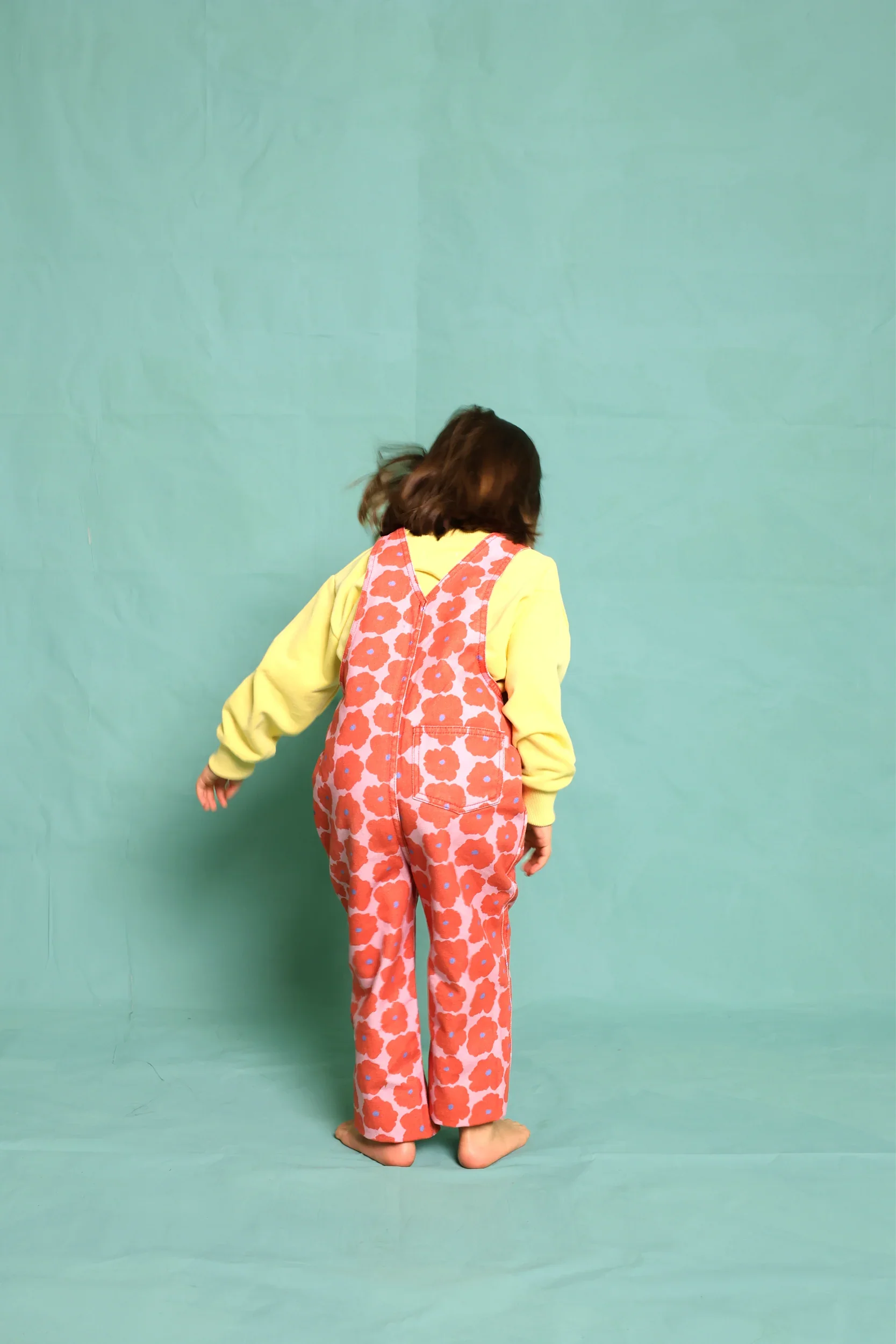 Favorite People Latzhose bunt – handgefertigt in Portugal, erhältlich bei Cleo&Caesar Kids Concept Store