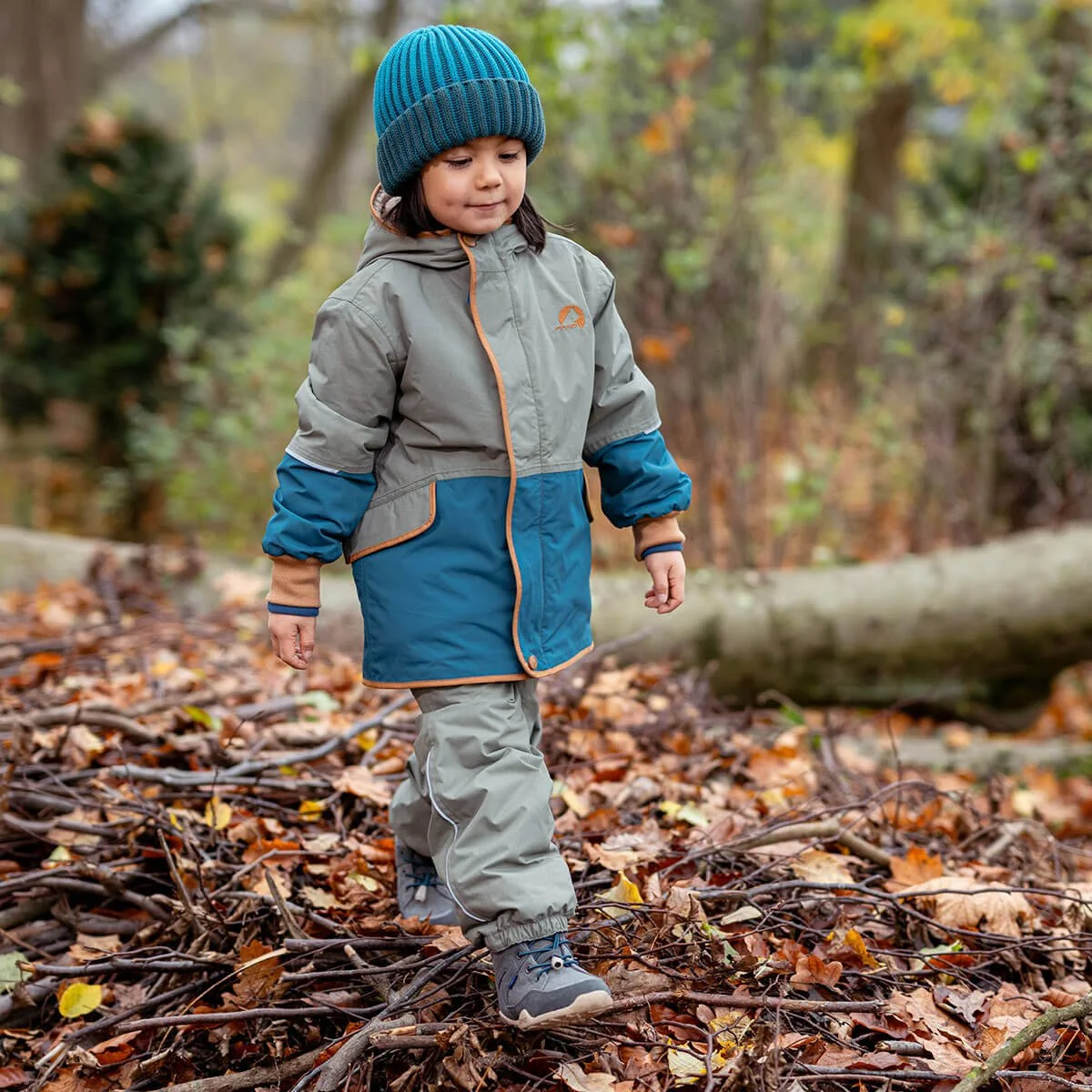 Finkid Moska Mukka Winterjacke für Kinder in Vetiver/Almond – warm, wasserfest und mit Teddyfutter. Nachhaltige Kindermode bei Cleo&Caesar, Kids Concept Store Berlin – jetzt online kaufen.