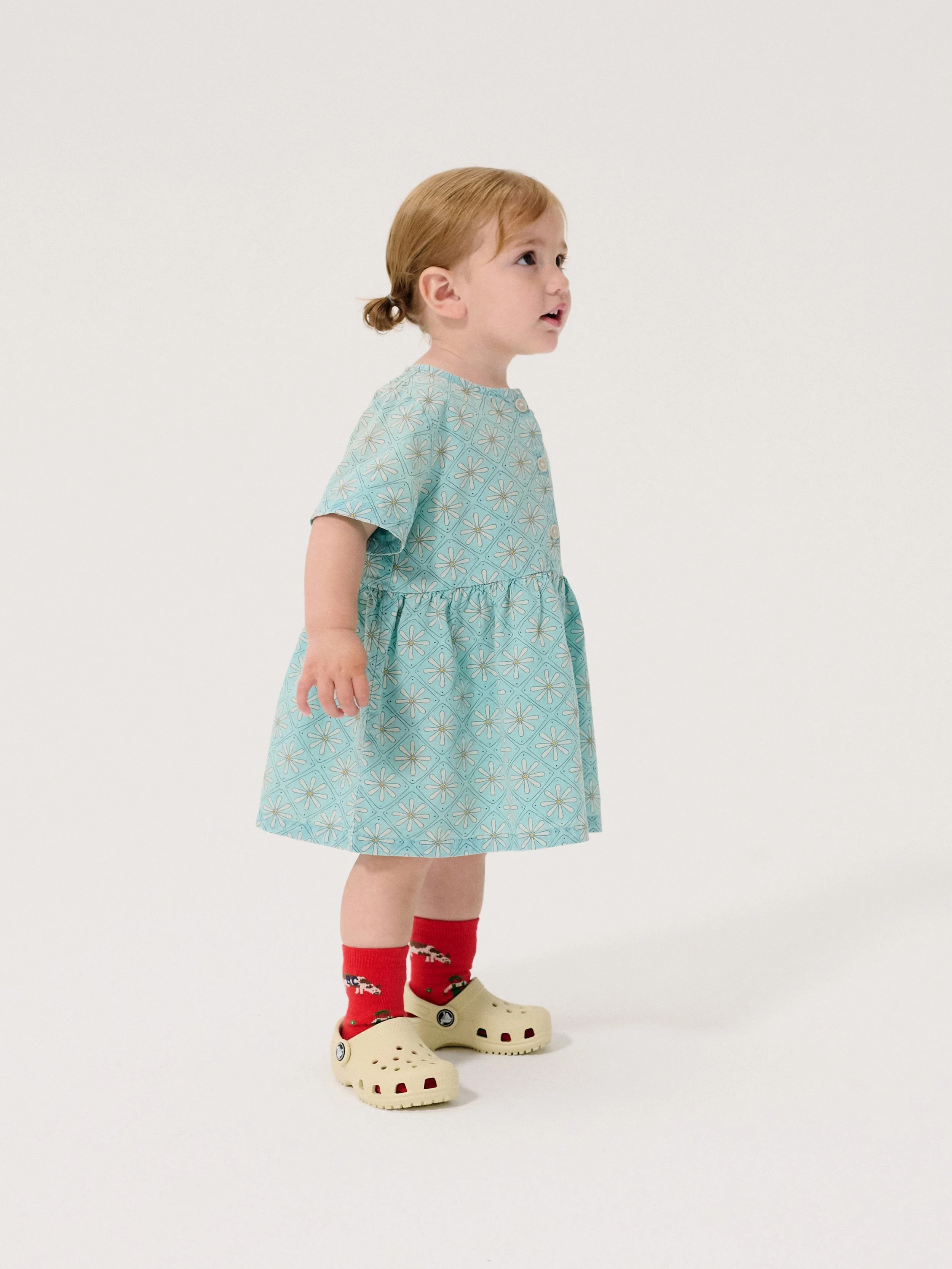Bobo Choses Kleid Daisy Mosaic All Over – hellblaues Kinderkleid mit Gänseblümchen-Print und Stickerei, Bio-Baumwolle, hergestellt in Spanien, bei Cleo&Caesar