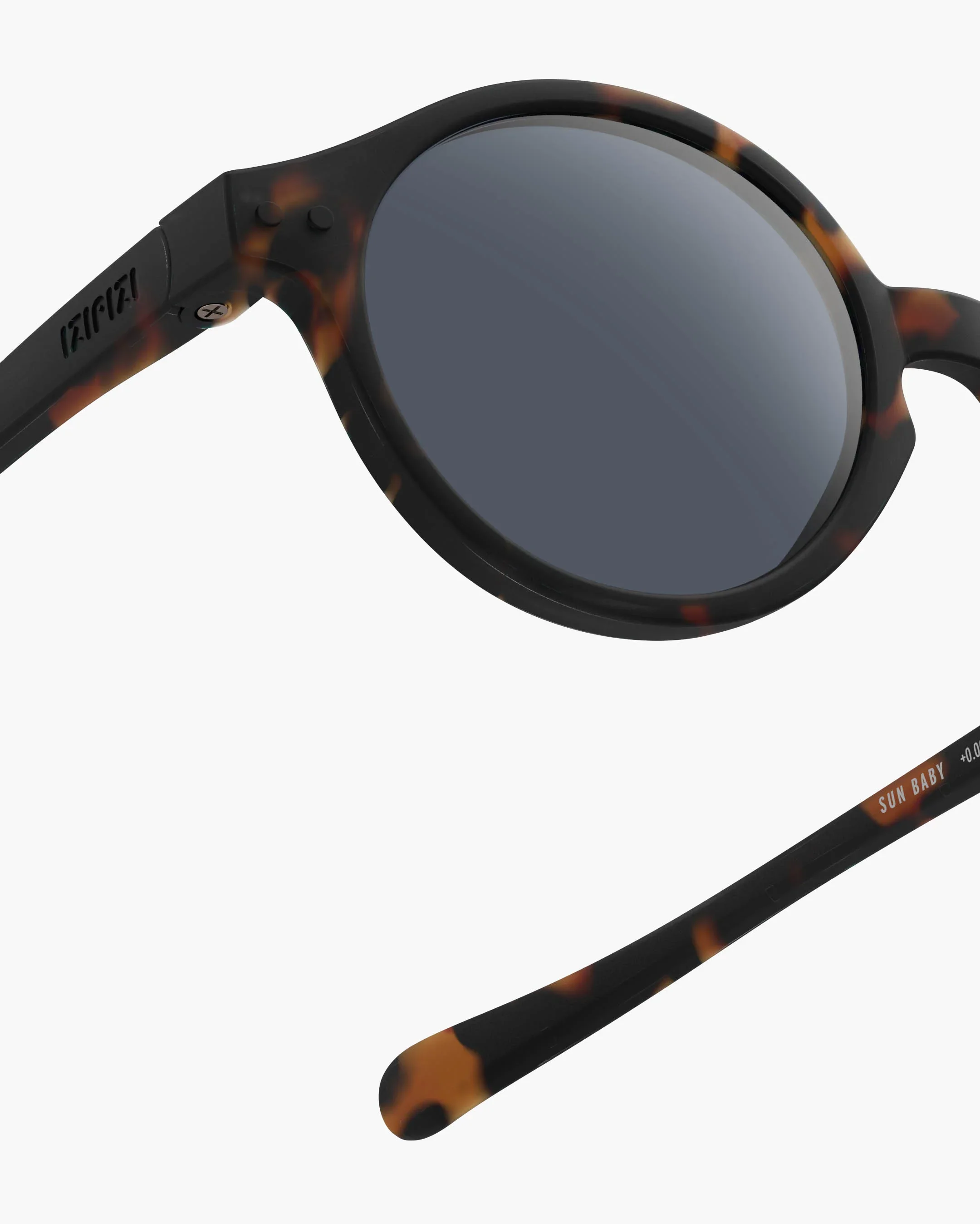 Izipizi Baby-Sonnenbrille #d Tortoise Polarized – Pantos-Fassung im Schildpattmuster matt, 0-3 Jahre, BPA-frei mit Silikonband, bei Cleo&Caesar Kids Concept Store