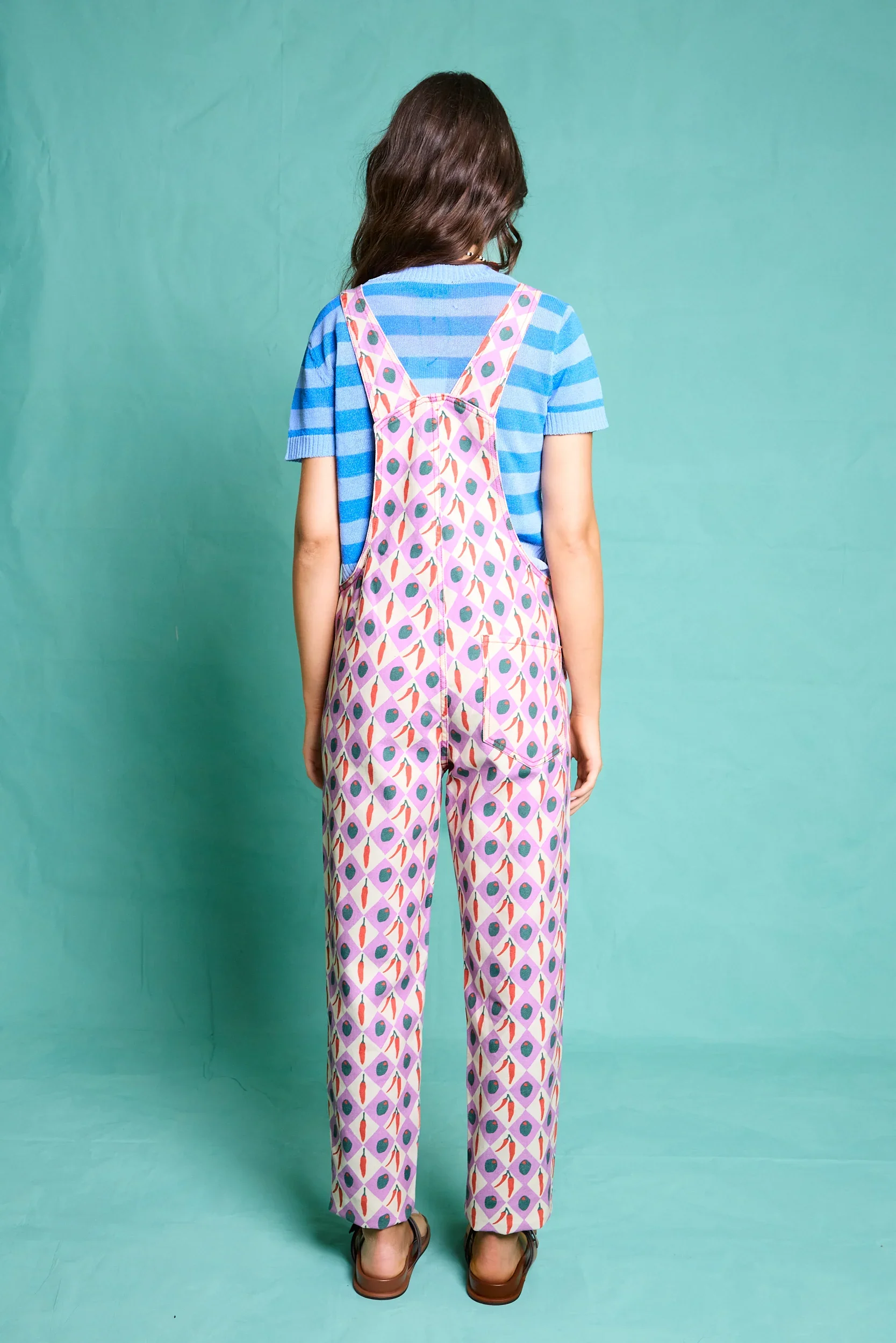 Damen Latzhose mit weiß-lila Karomuster und Oliven-Chili-Print aus Baumwolle von Favorite People. im Concept Store Cleo&Caesar Berlin