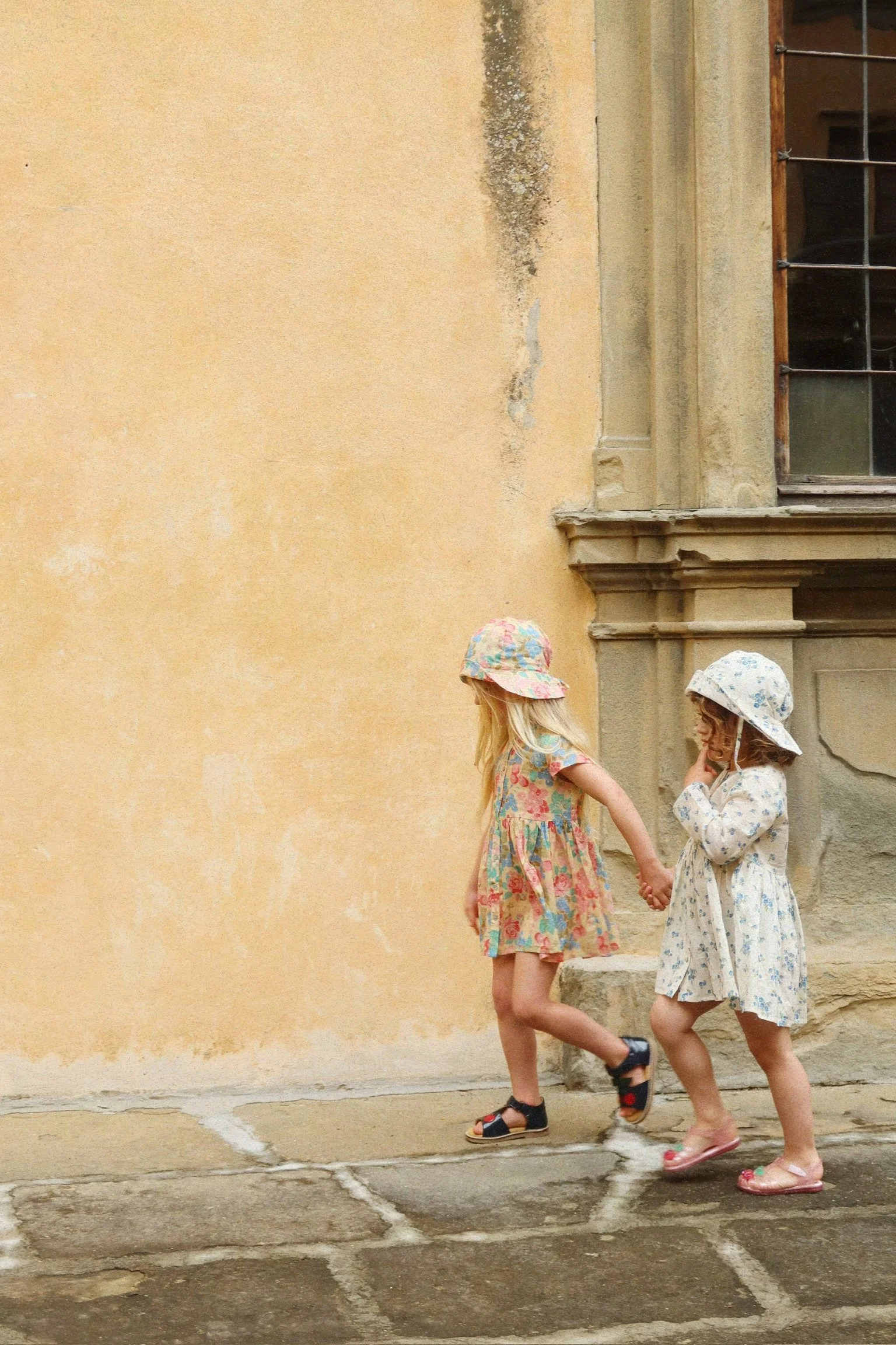 Konges Sløjd Sonnenhut Pacey Bloomiegrape – bunter Kinderhut mit breiter Krempe und Kinnband, Bio-Baumwolle, bei Cleo&Caesar Kids Concept Store