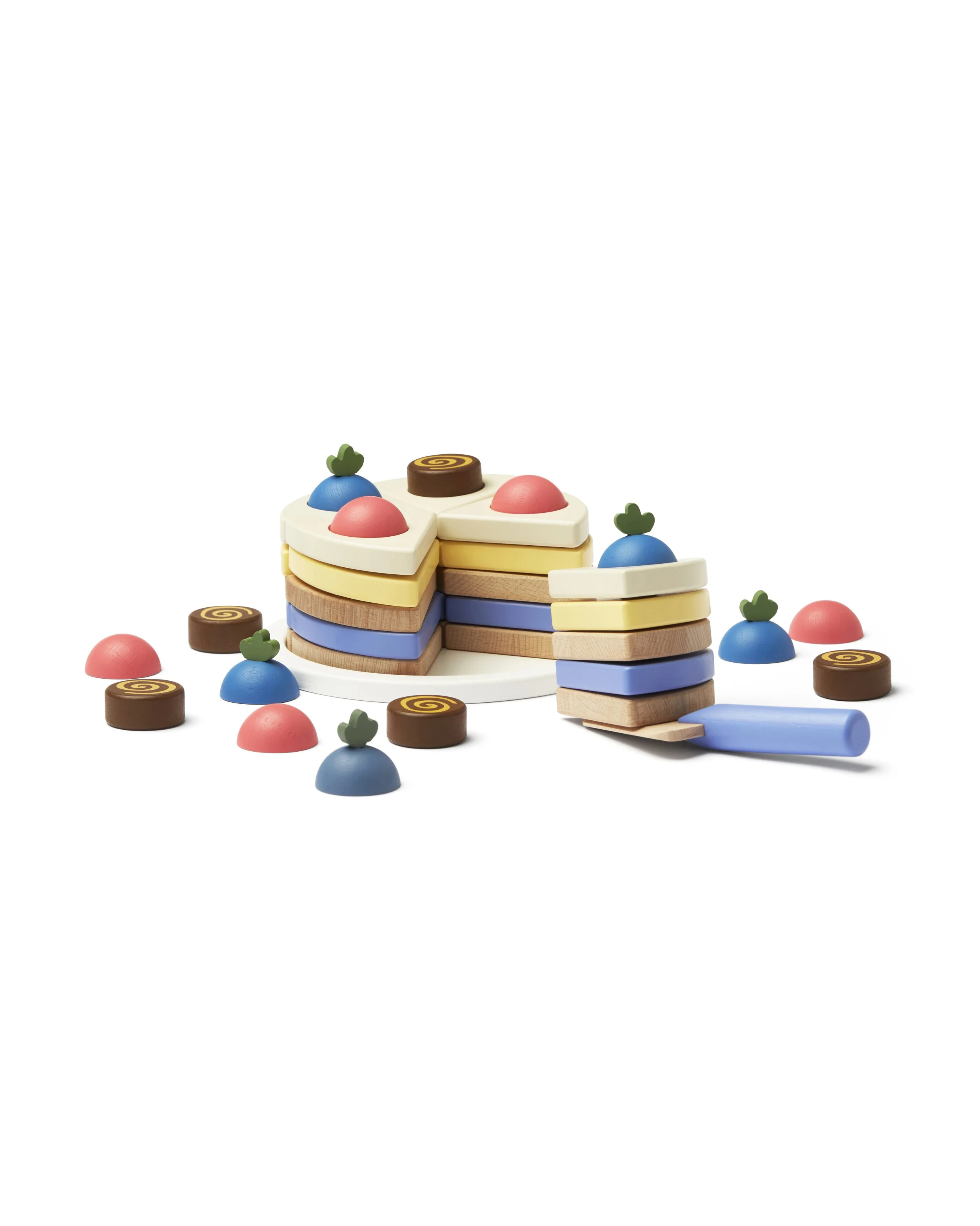 Holz-Schichttorte von Kids Concept mit 42 Teilen, stapelbaren Schichten und Deko für kreatives Rollenspiel ab 3 Jahren. Im Concept Store bei Cleo&Caesar