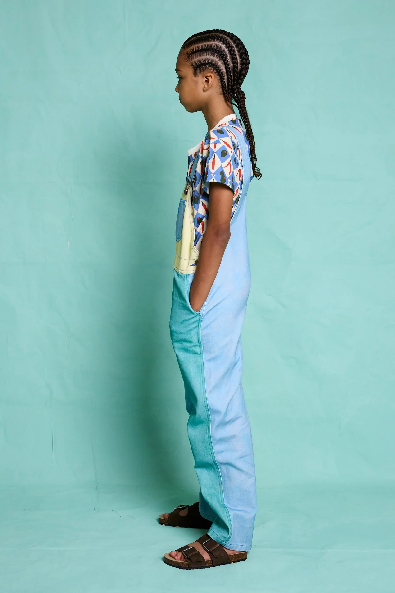 Favorite People Latzhose bunt – handgefertigt in Portugal, erhältlich bei Cleo&Caesar Kids Concept Store